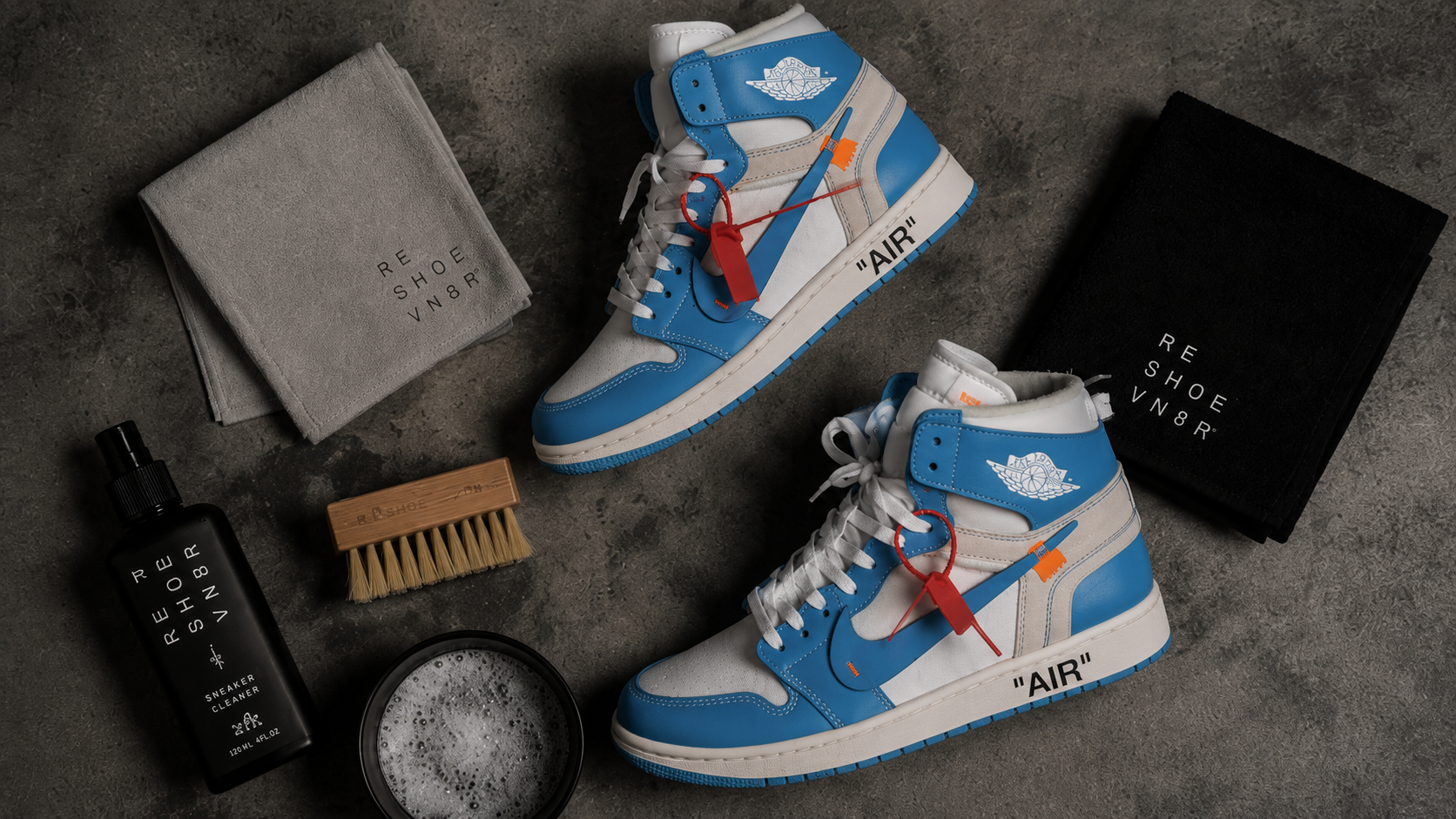 Tenis premium junto a cepillos, paño y productos para su cuidado