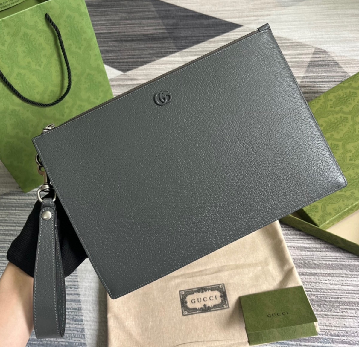 Gucci Double G Leather Pouch Gris — vista principal