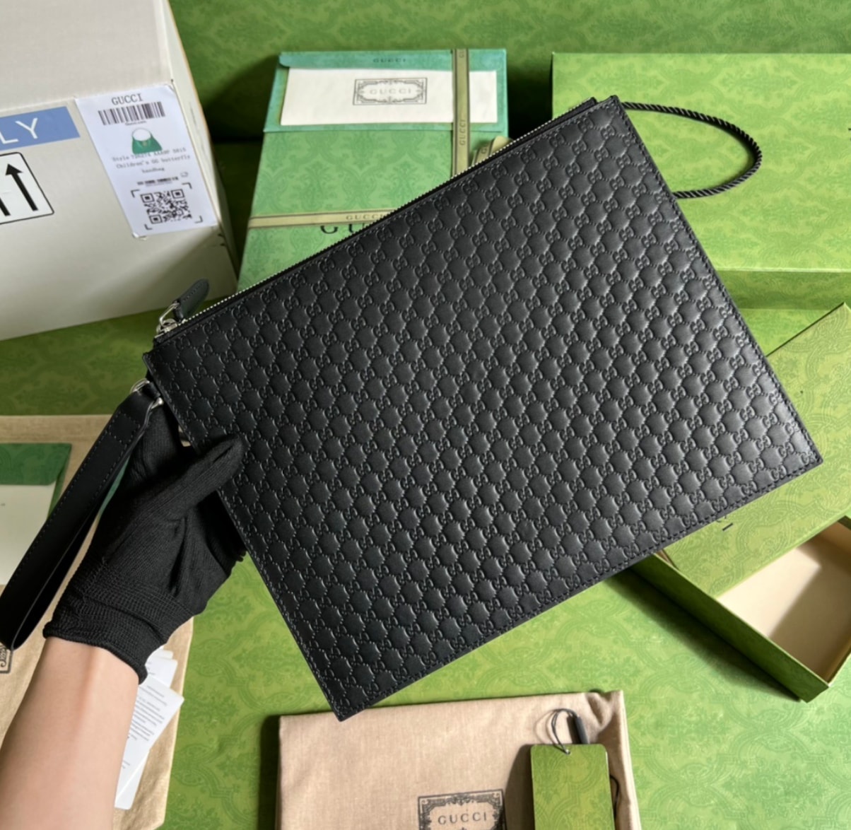 Gucci GG Embossed Pouch Negro — vista principal