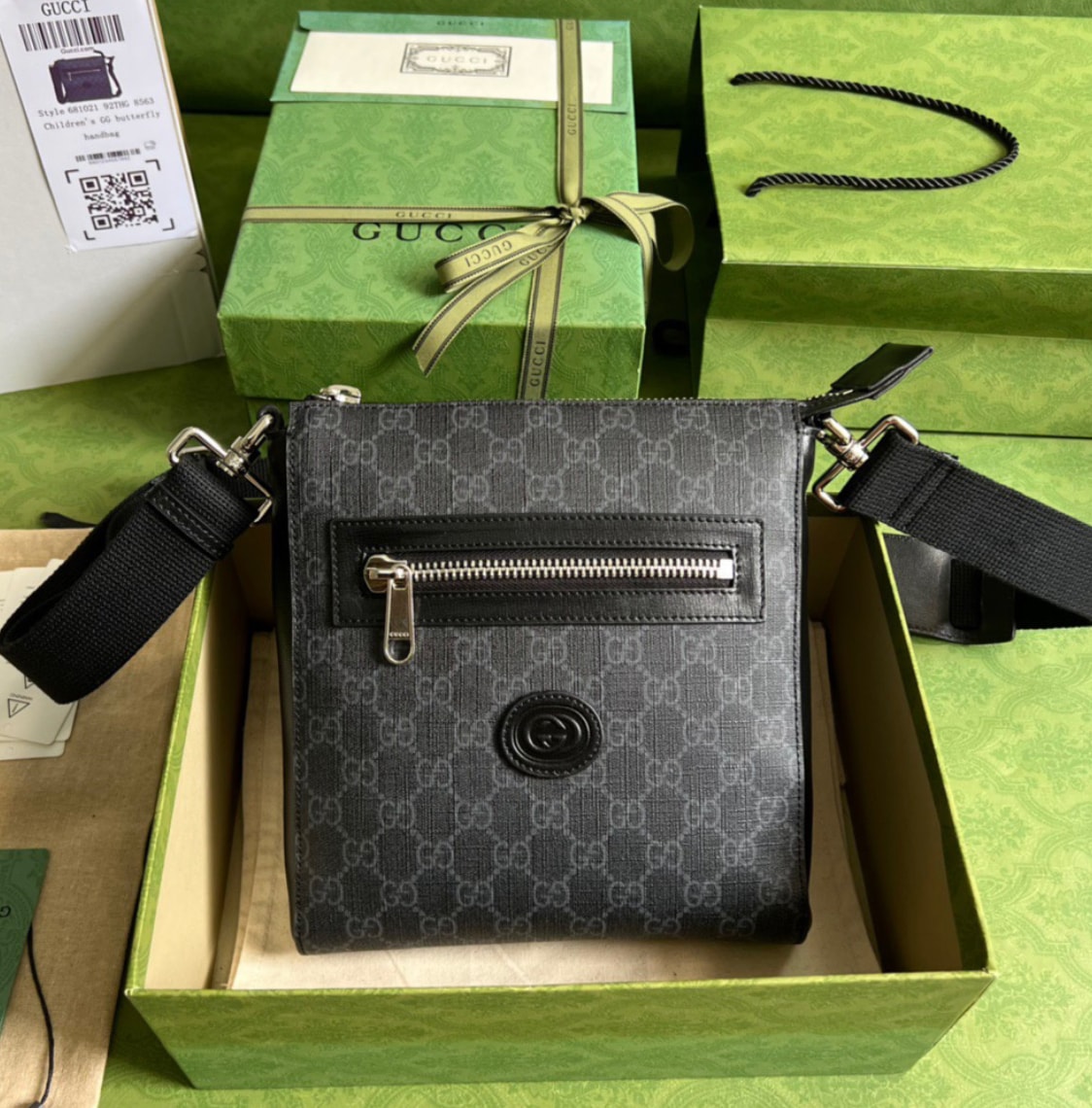 Gucci GG Noir Zip Pocket Messenger — vista principal