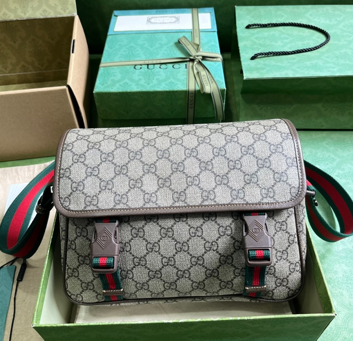 Gucci GG Supreme Web Buckle Messenger — vista principal
