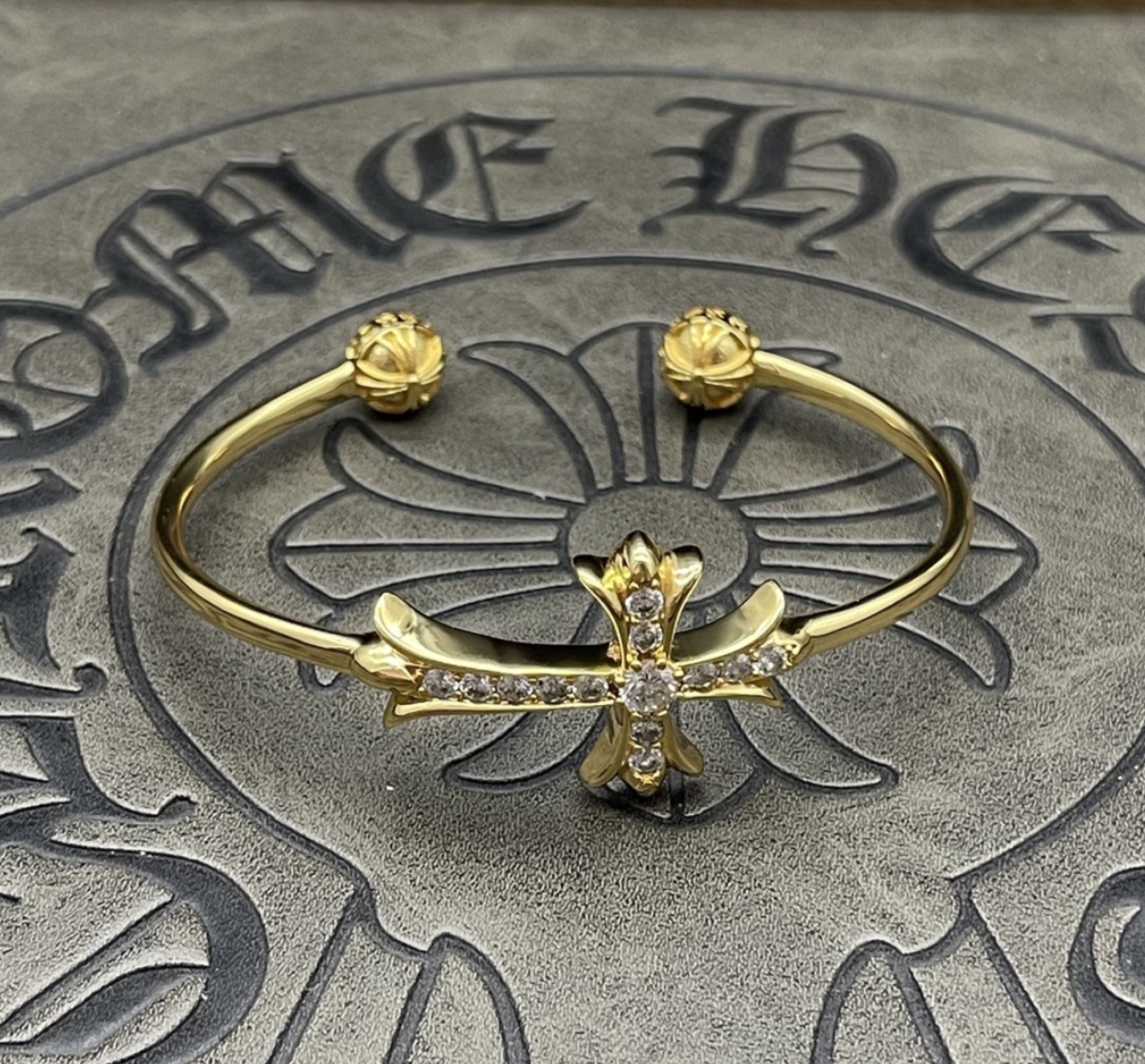 Chrome Hearts Cross Cuff Gold — vista principal
