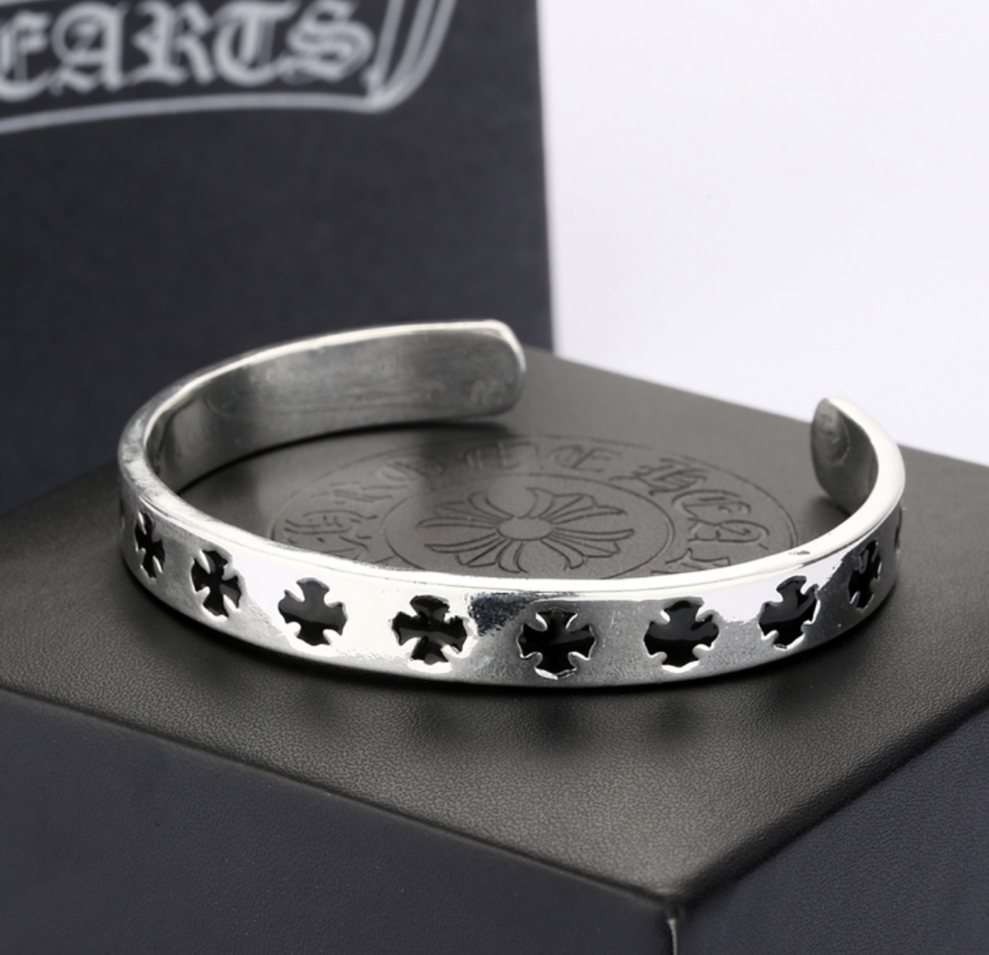 Chrome Hearts Cutout Cross Cuff — vista principal