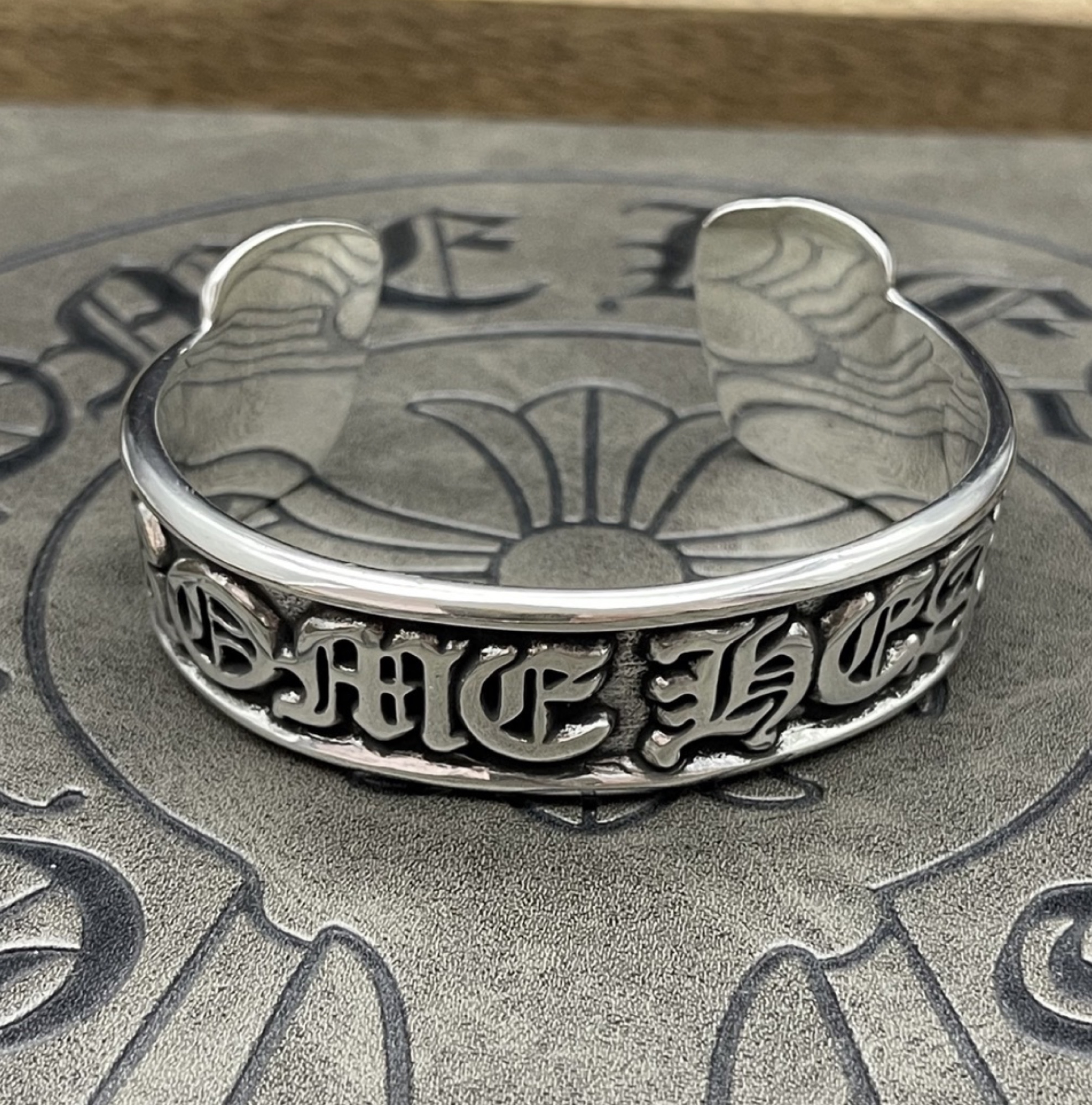 Chrome Hearts Gothic Script Cuff — vista principal