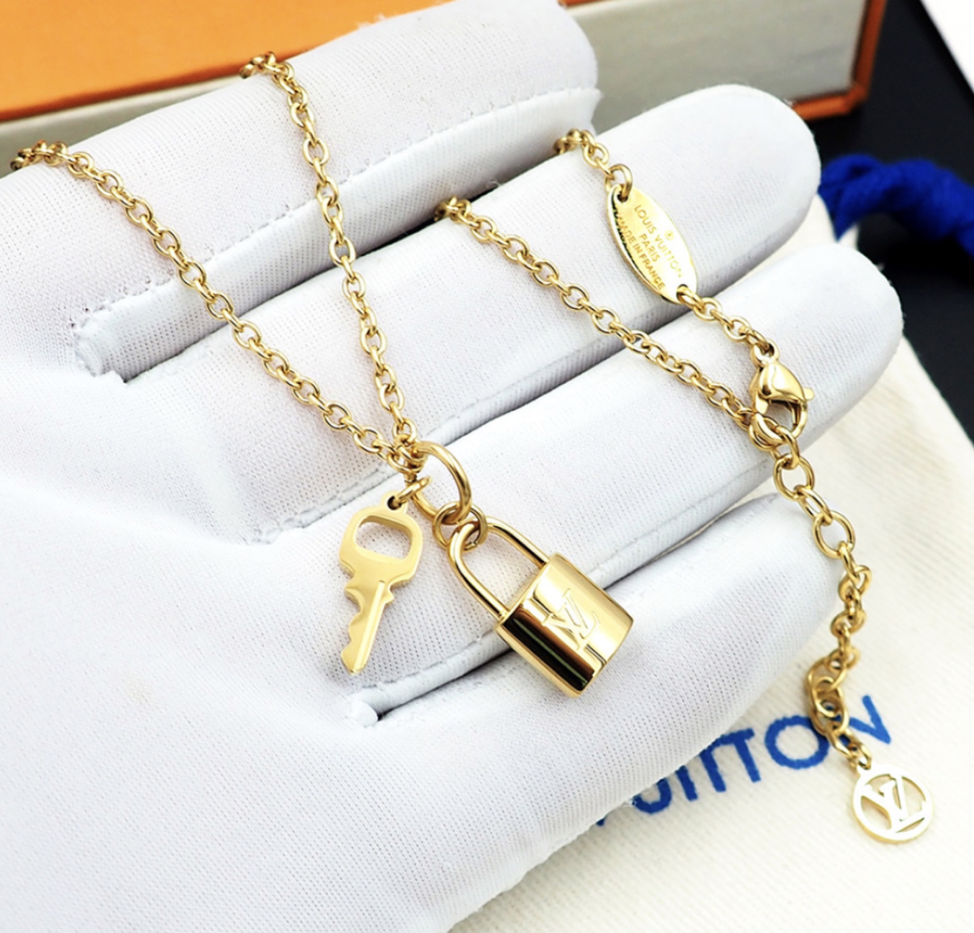 Louis Vuitton Lock & Key Necklace — vista principal