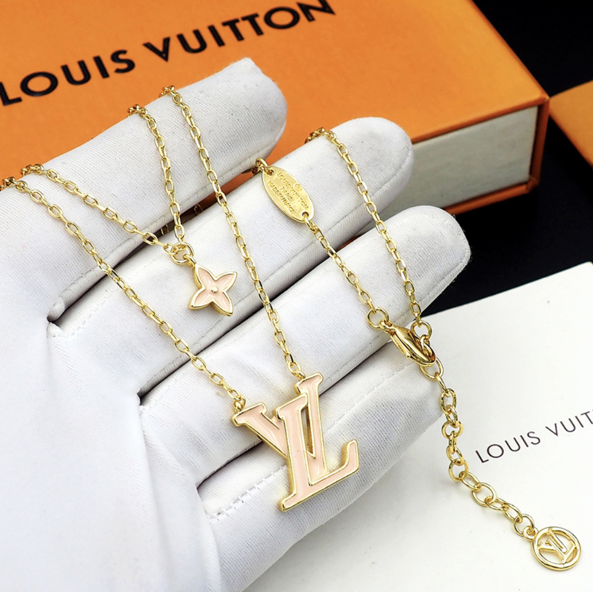 Louis Vuitton Rosé Pendant Necklace — vista principal