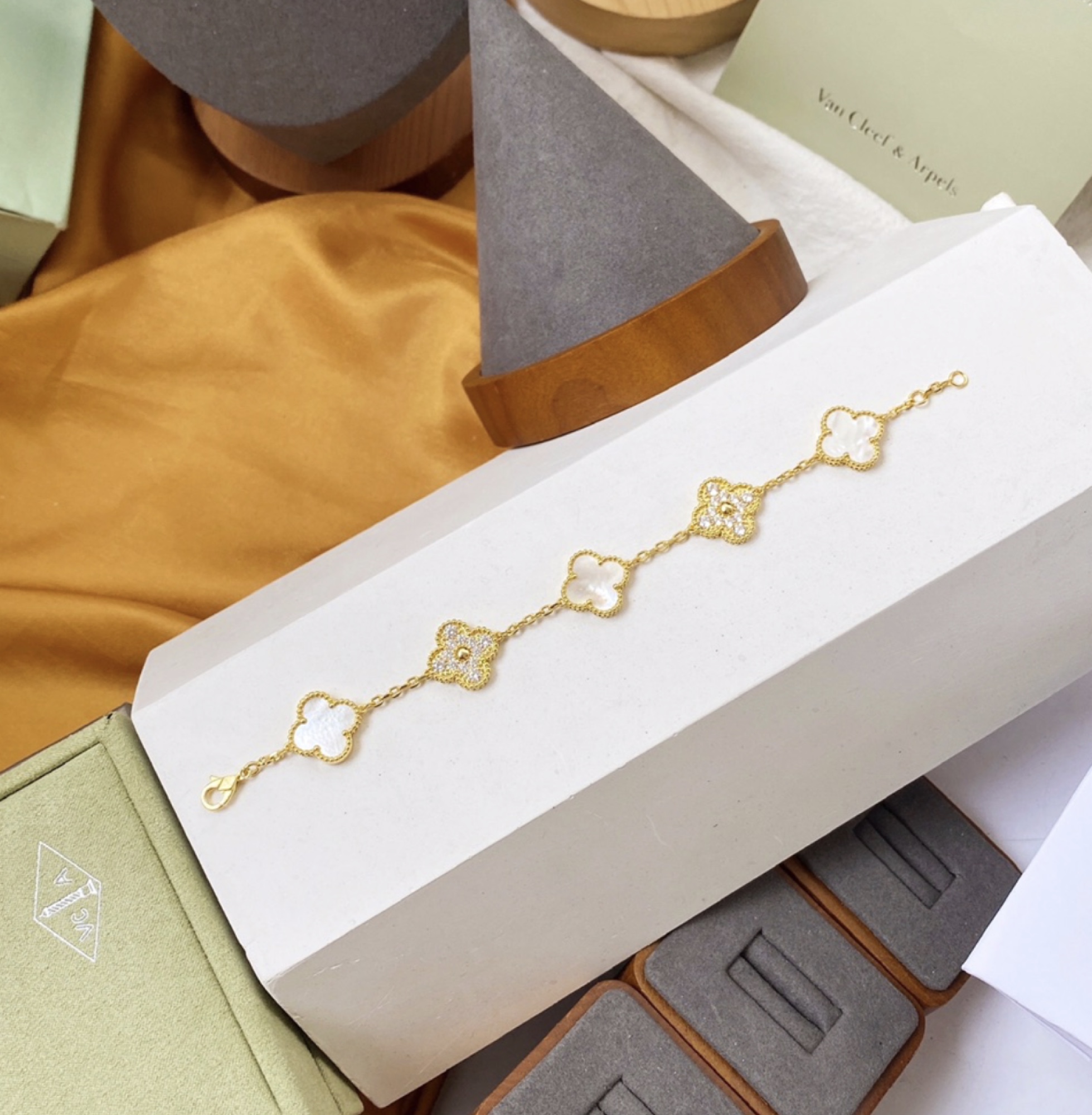 Van Cleef & Arpels Alhambra Bracelet Blanco — vista principal