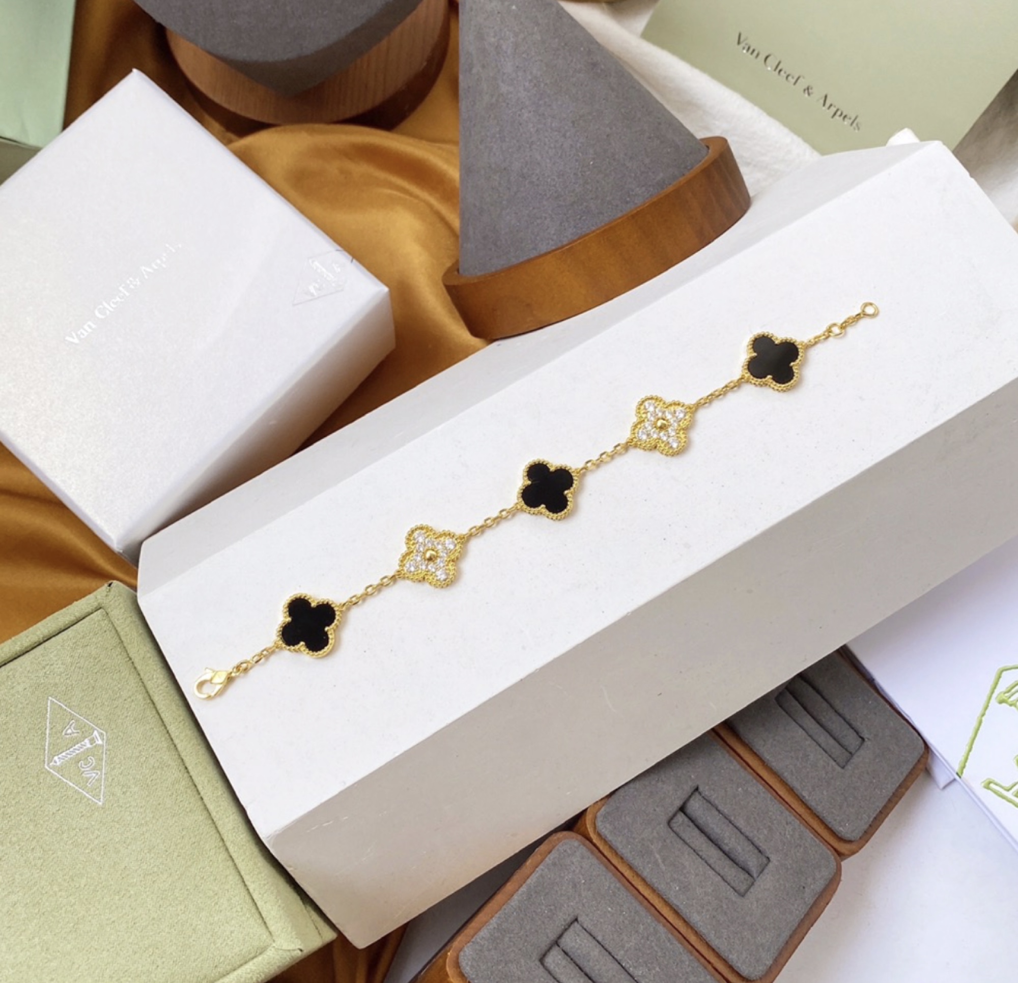 Van Cleef & Arpels Alhambra Bracelet Negro — vista principal