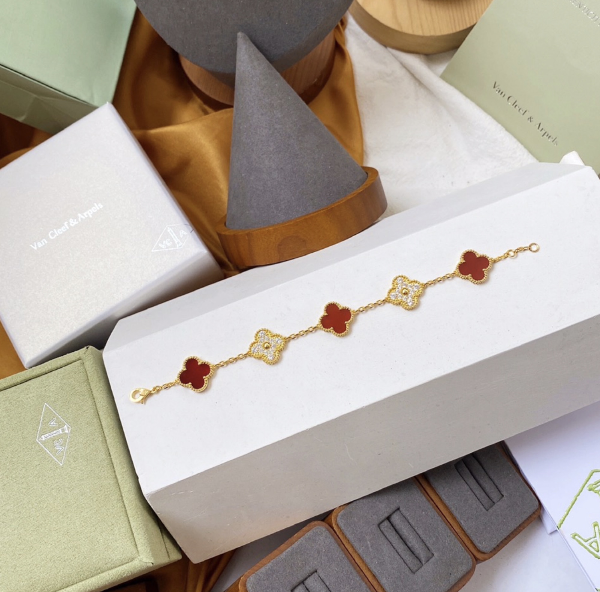 Van Cleef & Arpels Alhambra Bracelet Rojo — vista principal
