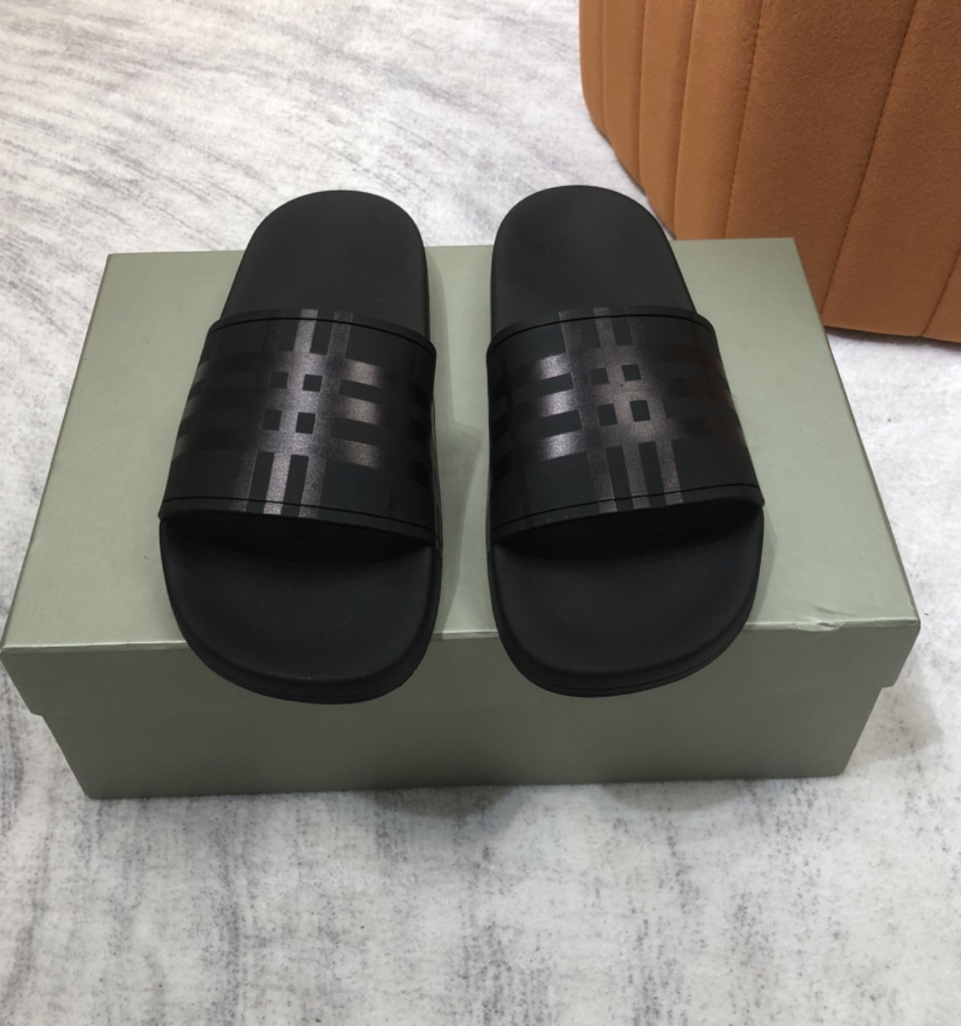 Burberry Albion Slide — vista principal