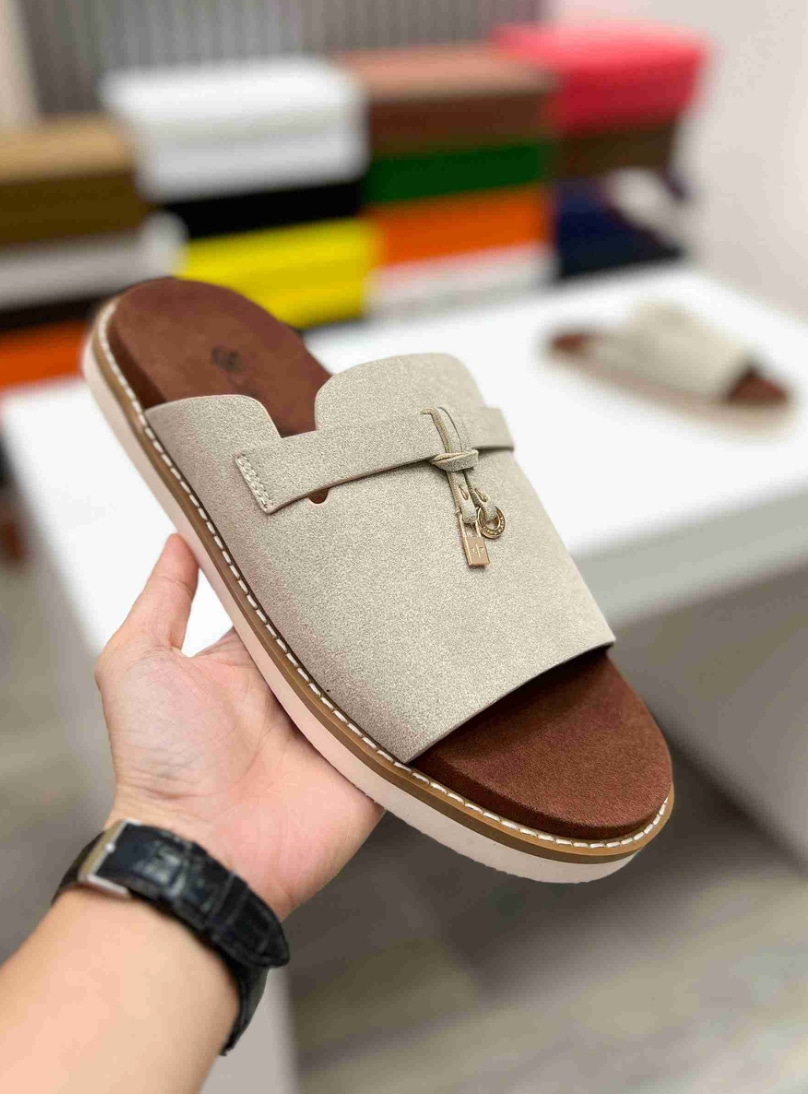 Loro Piana Suede Charm Slide Beige — vista principal