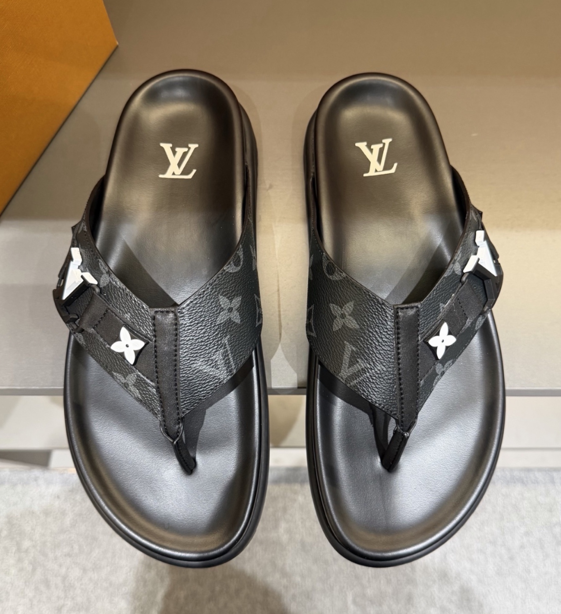 Louis Vuitton Éclipse Thong — vista principal