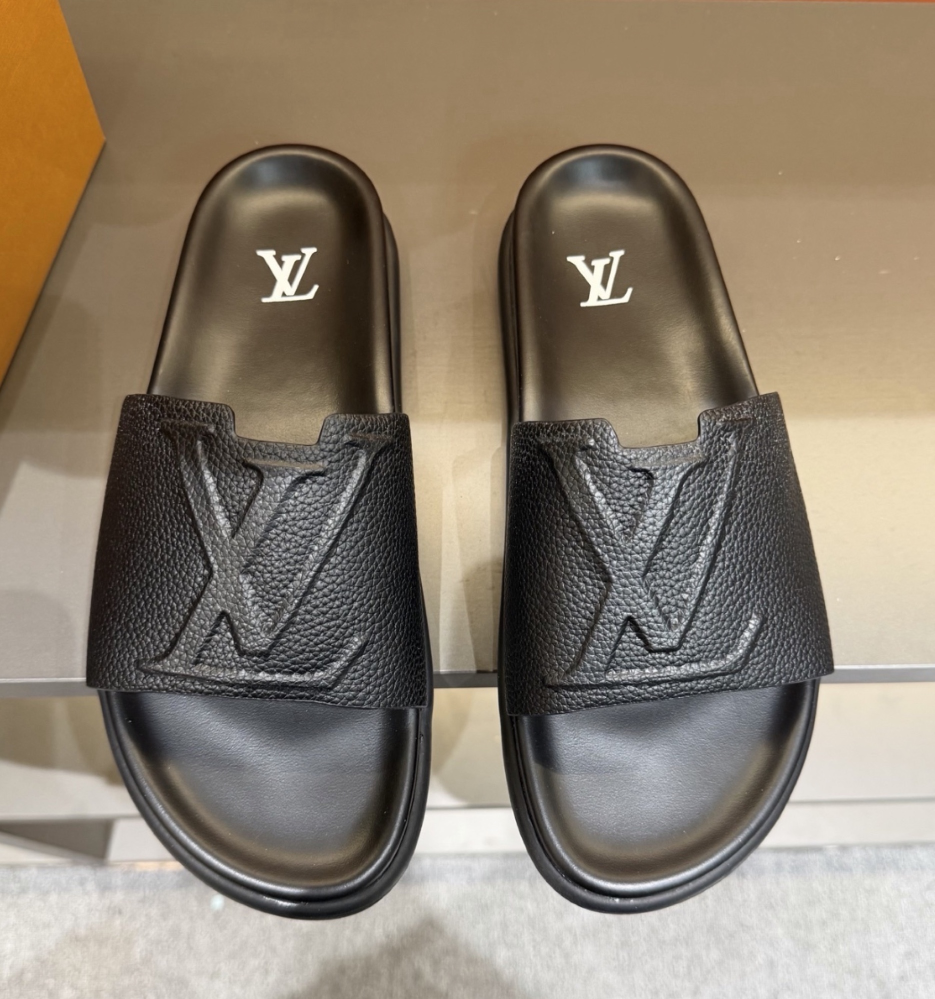 Louis Vuitton Initiales Slide — vista principal