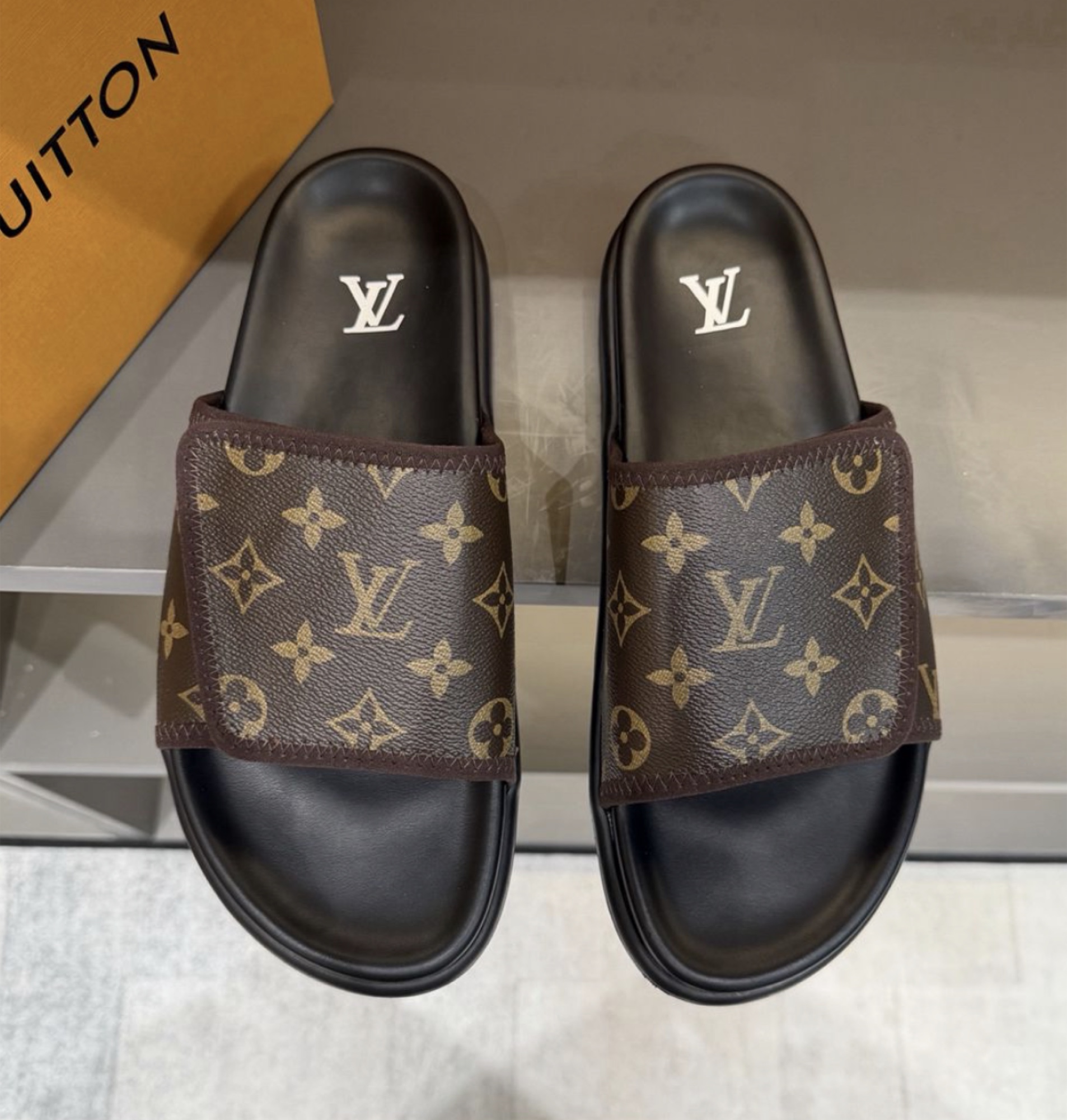 Louis Vuitton Meridien Slide — vista principal
