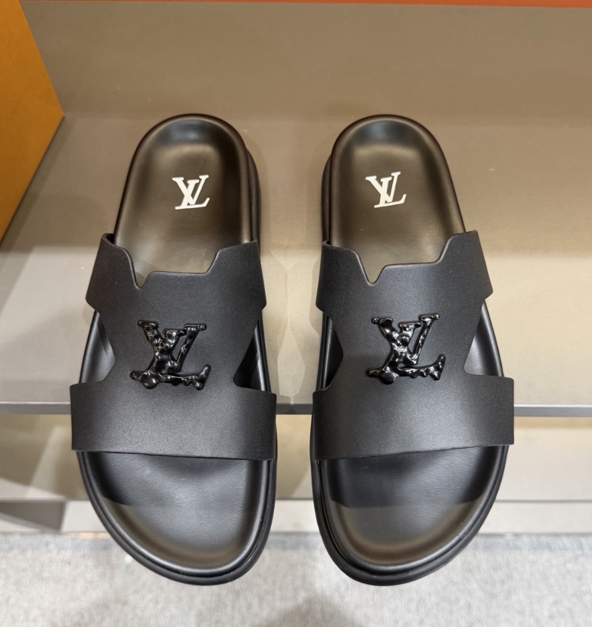 Louis Vuitton Onyx Slide — vista principal