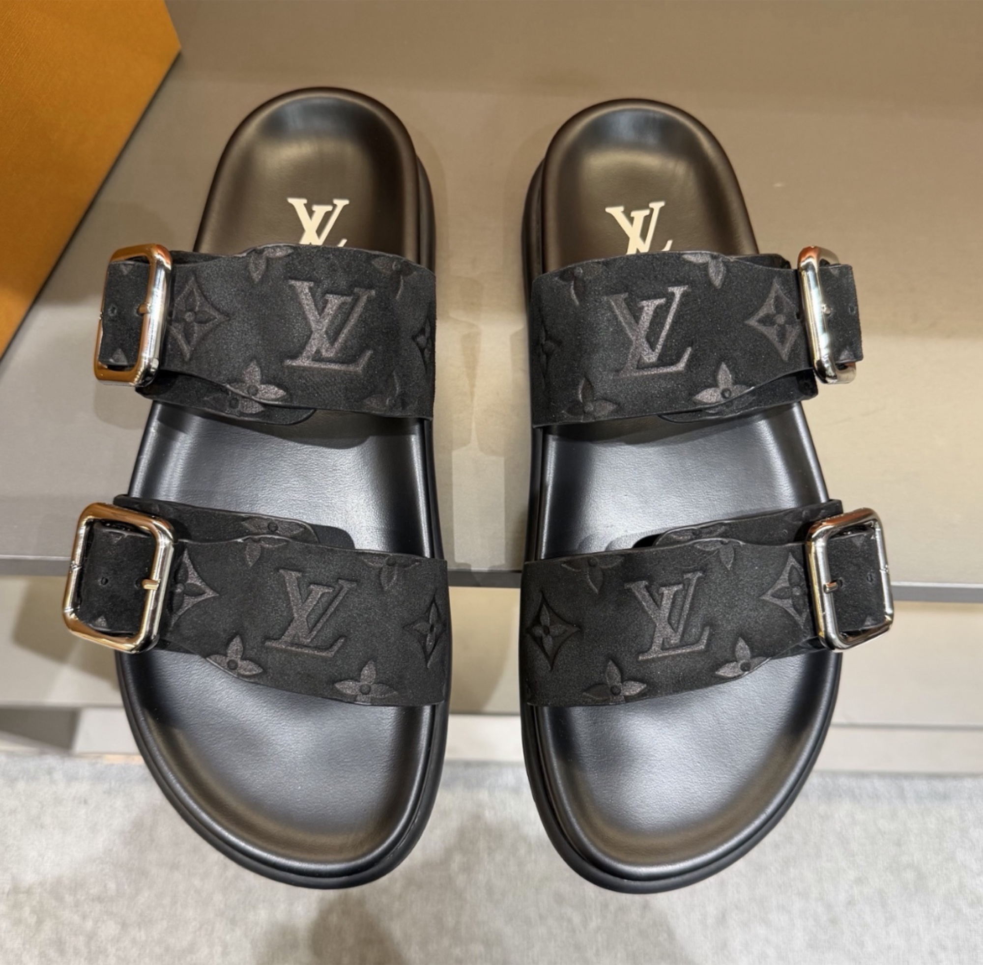 Louis Vuitton Rivage Slide — vista principal