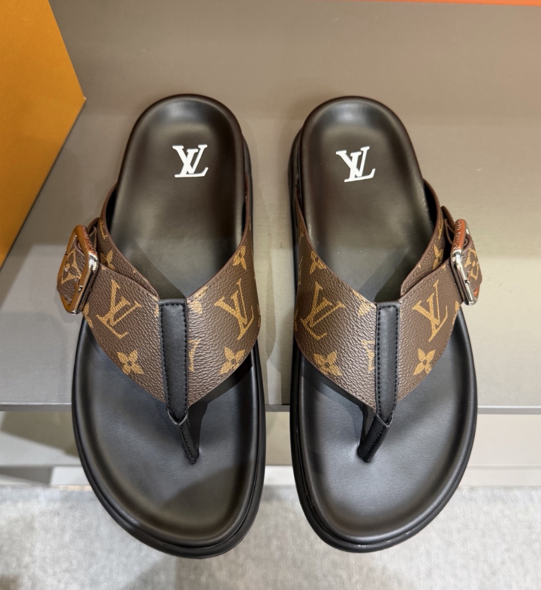 Louis Vuitton Riviera Thong — vista principal
