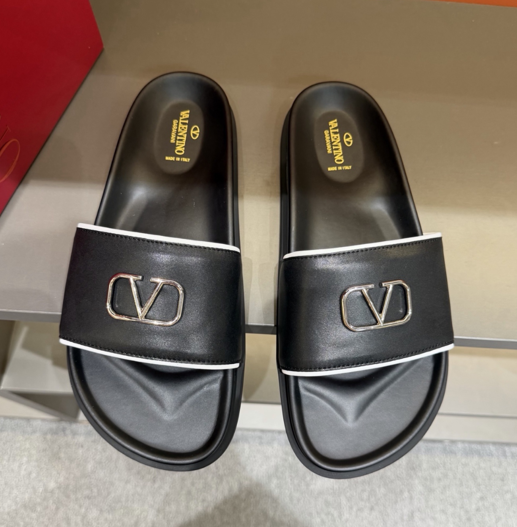 Valentino VLogo Slide Contrast — vista principal