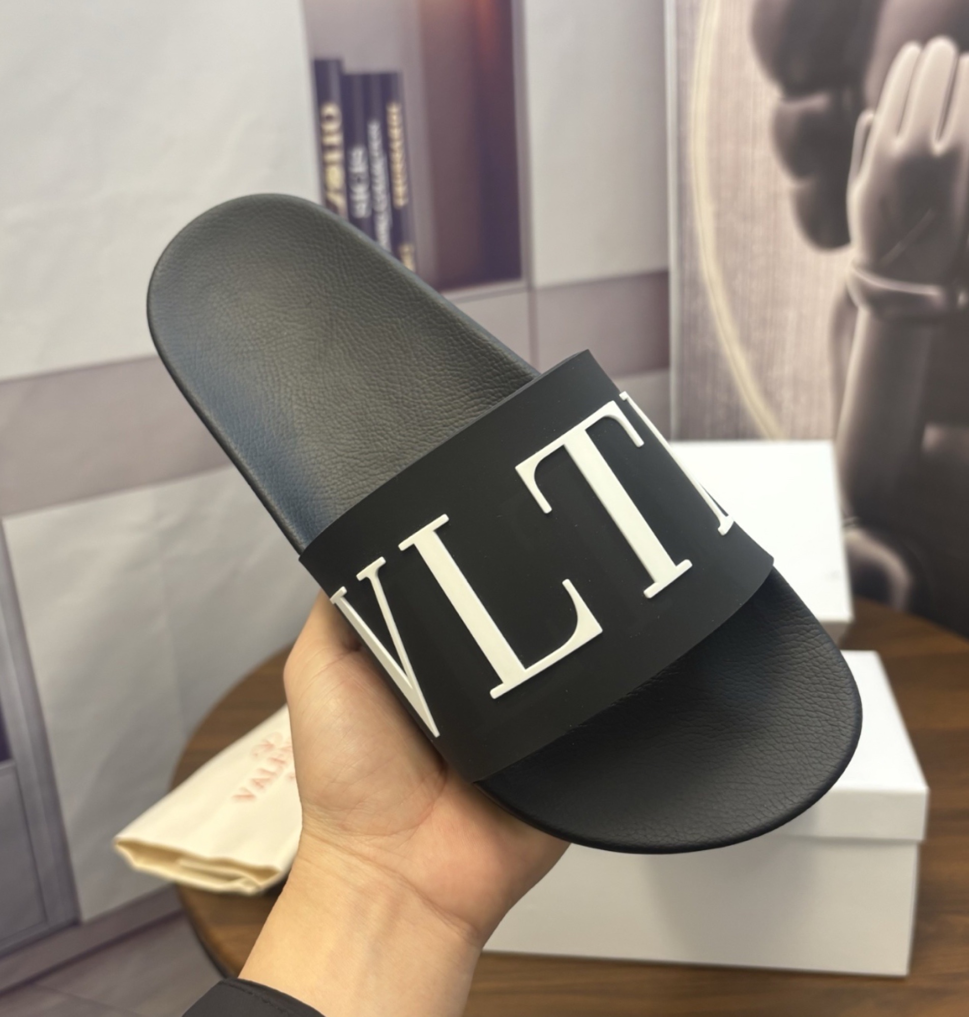 Valentino VLTN Slide — vista principal