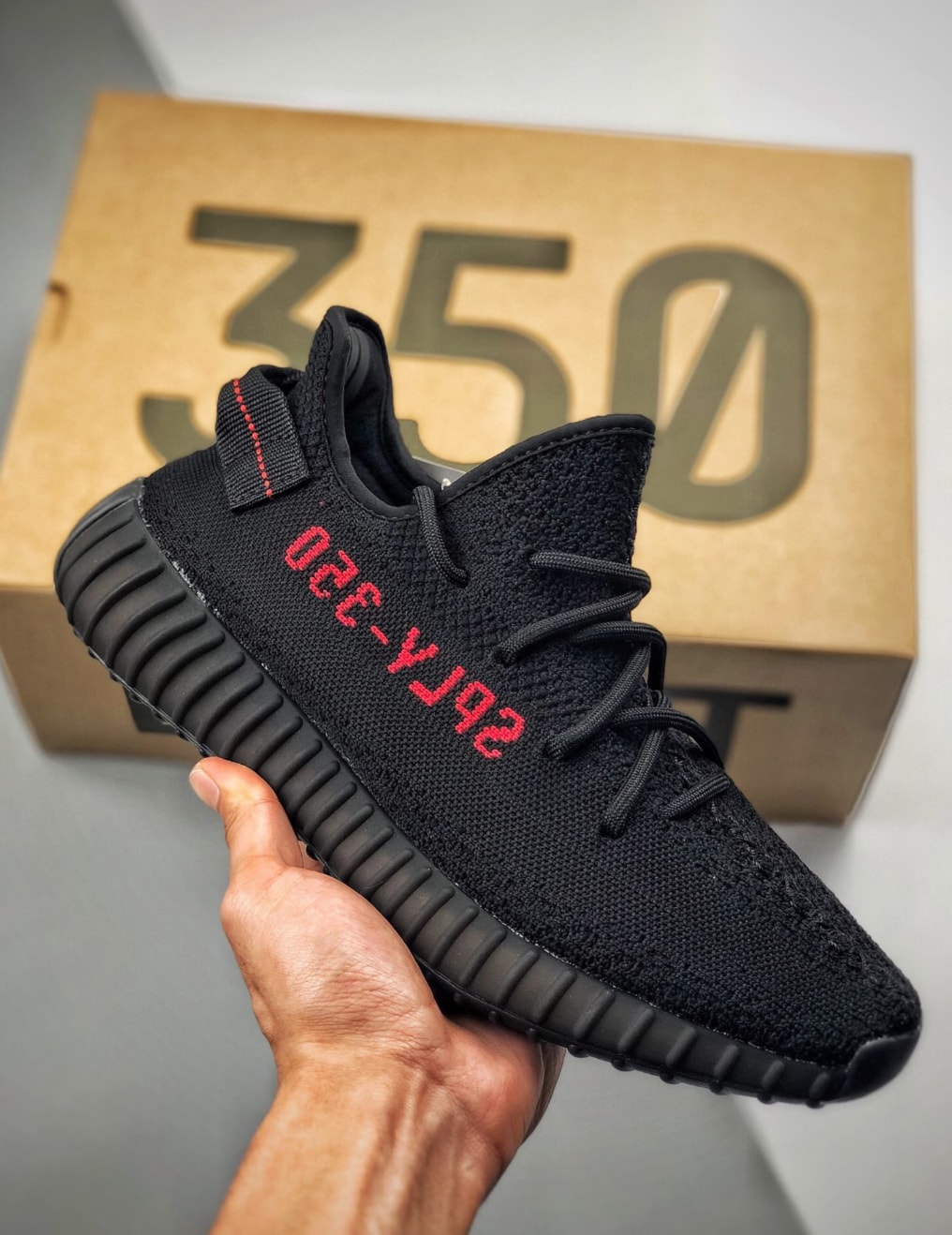 Adidas Yeezy Boost 350 V2 Bred — vista principal