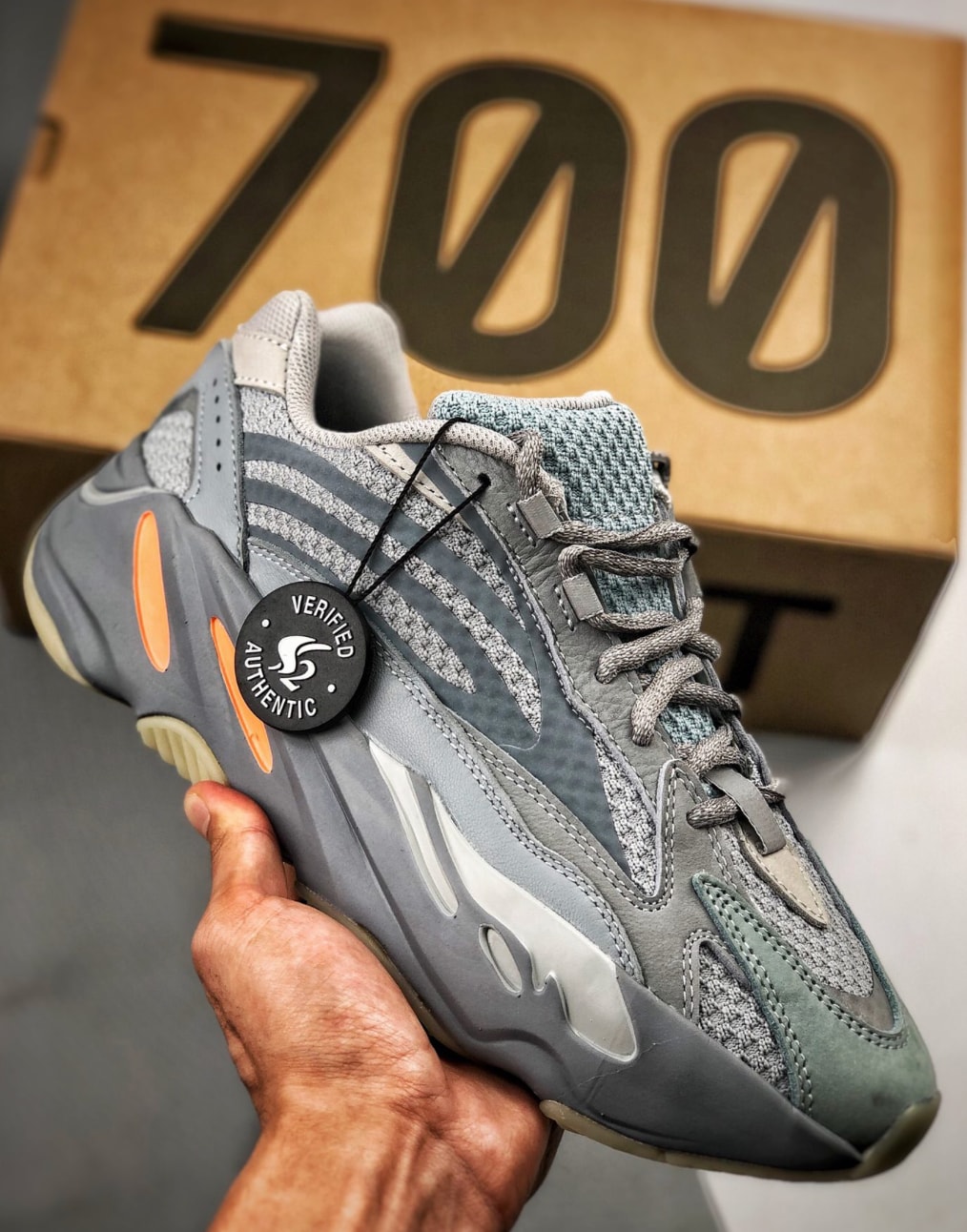 Adidas Yeezy Boost 700 V2 Inertia — vista principal
