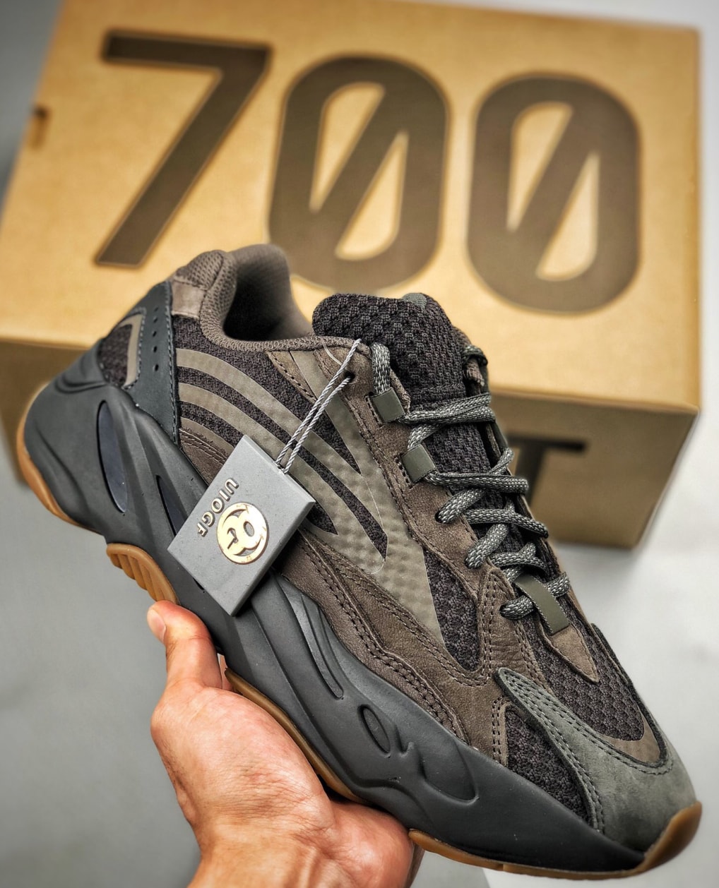 Adidas Yeezy Boost 700 V2 Olive Brown — vista principal