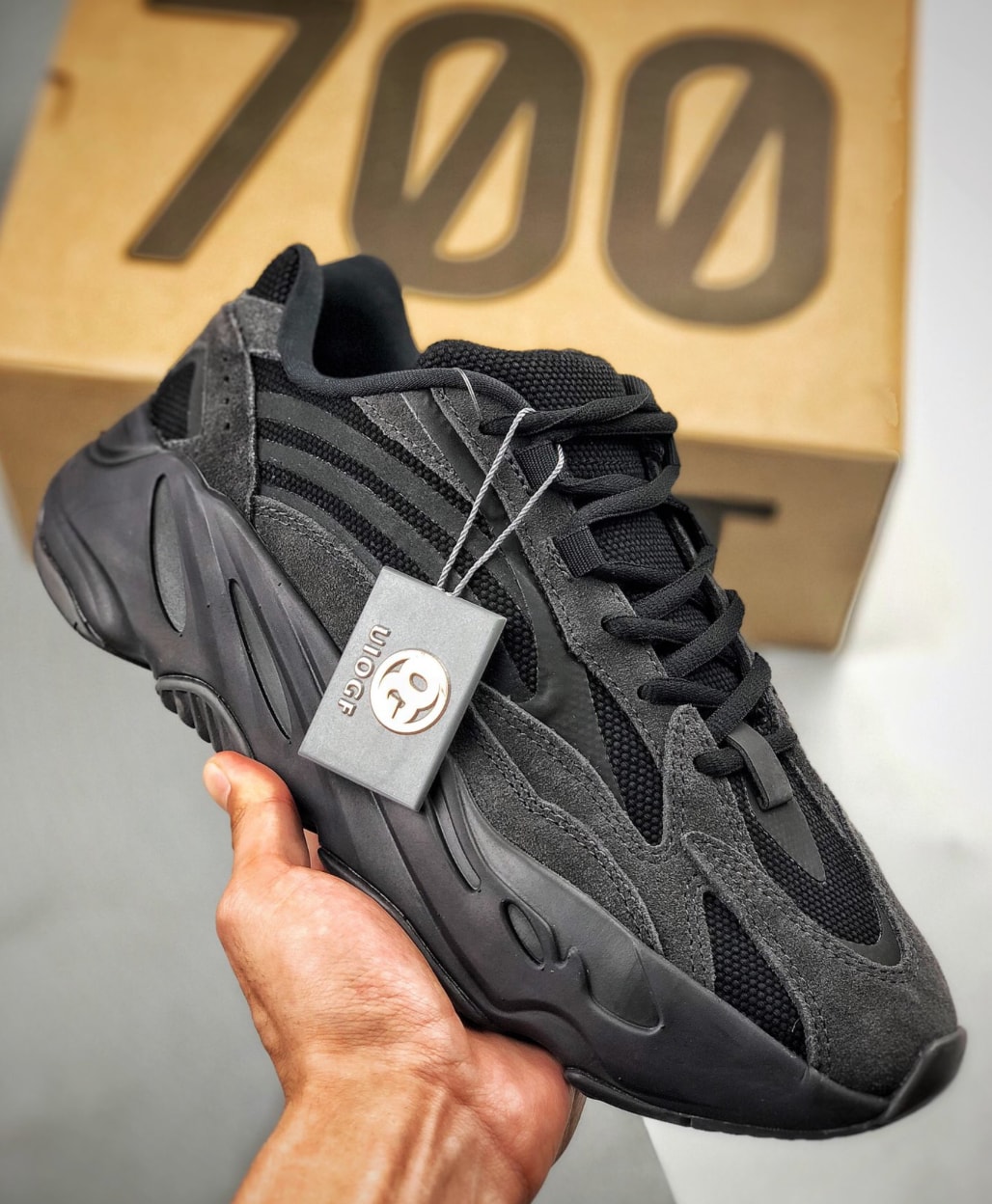 Adidas Yeezy Boost 700 V2 Vanta — vista principal