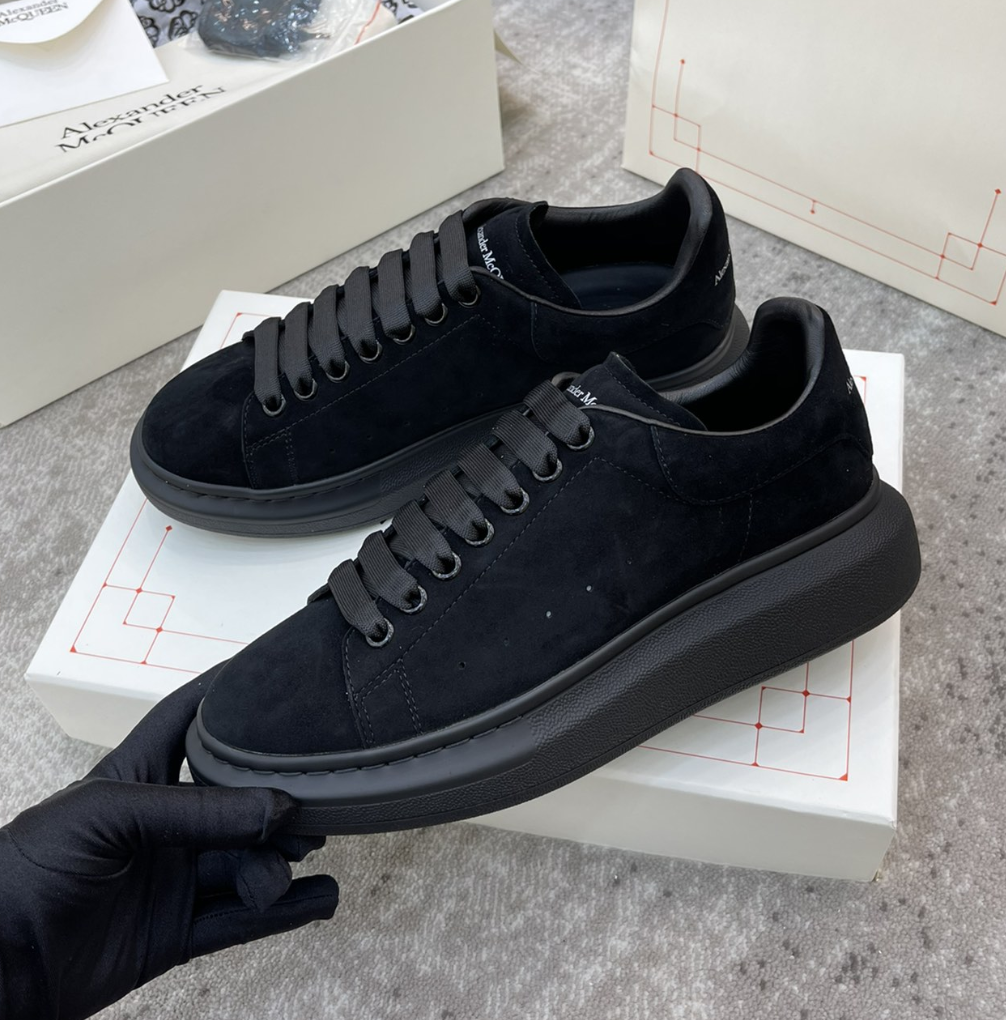 Alexander McQueen Oversized Triple Black Suede — vista principal