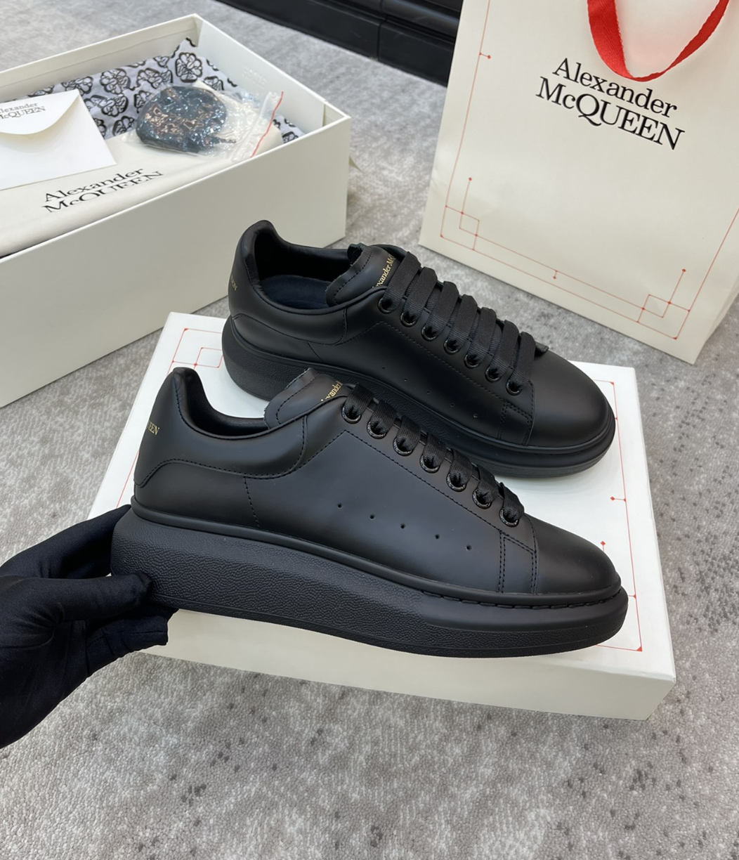 Alexander McQueen Oversized Triple Black — vista principal