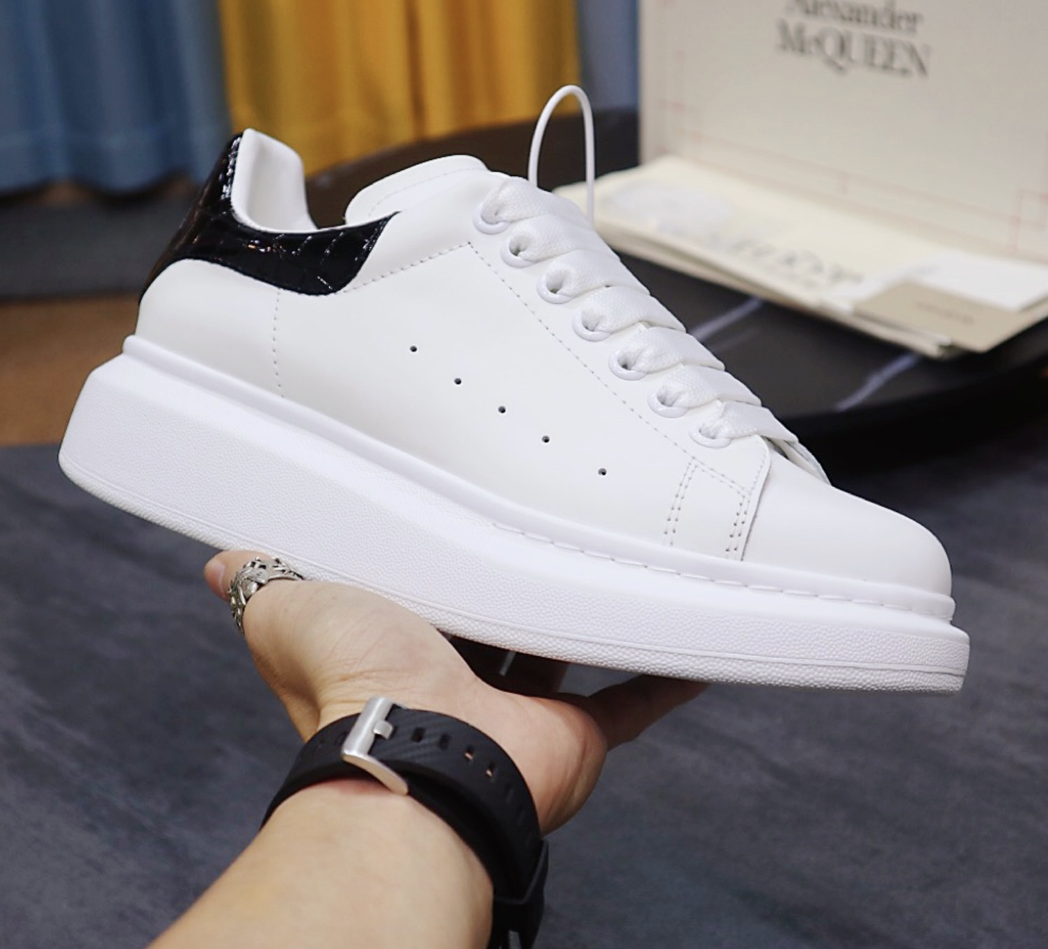 Alexander McQueen Oversized White / Black Croc Heel — vista principal