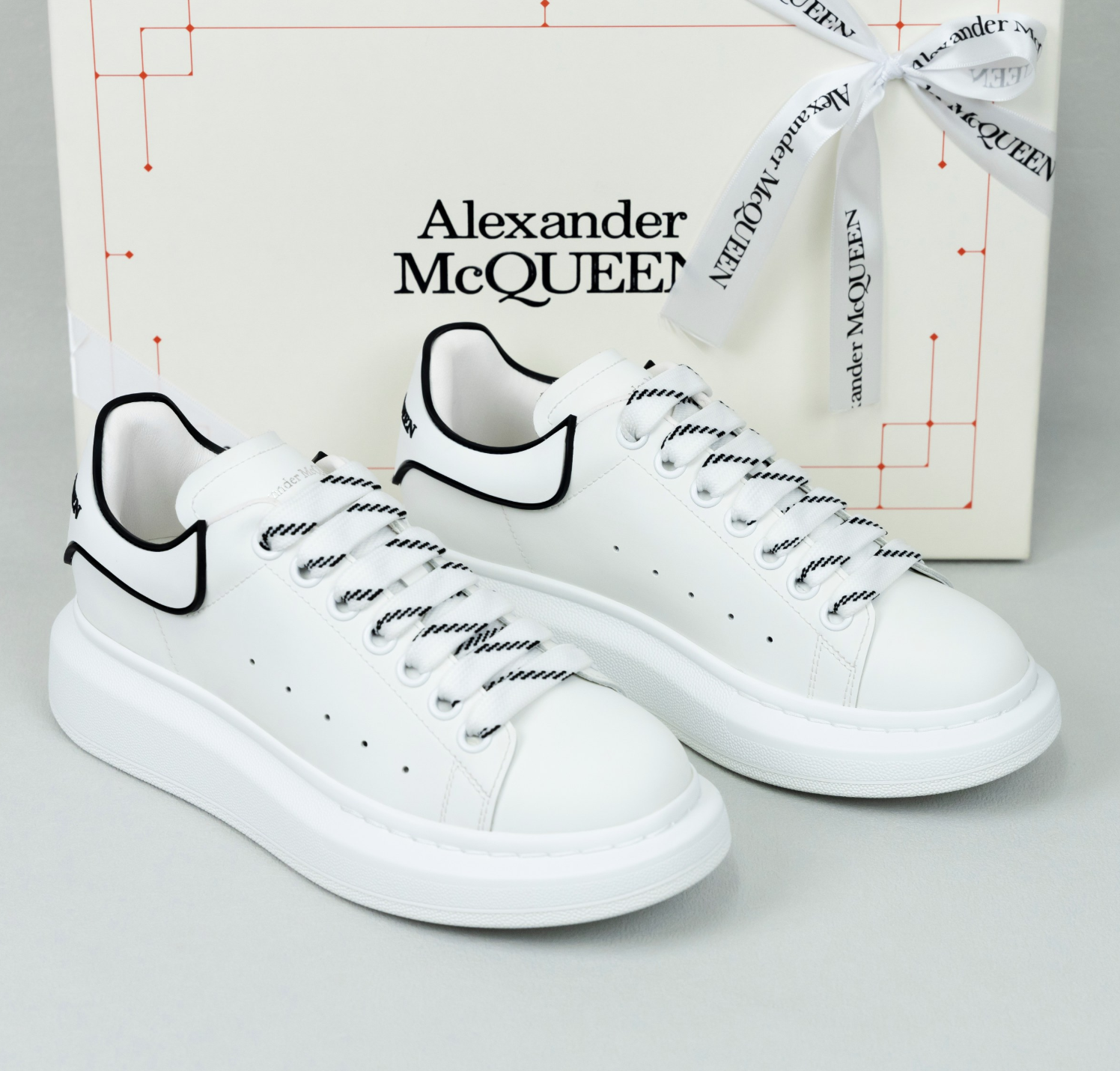 Alexander McQueen Oversized White / Black Outline — vista principal
