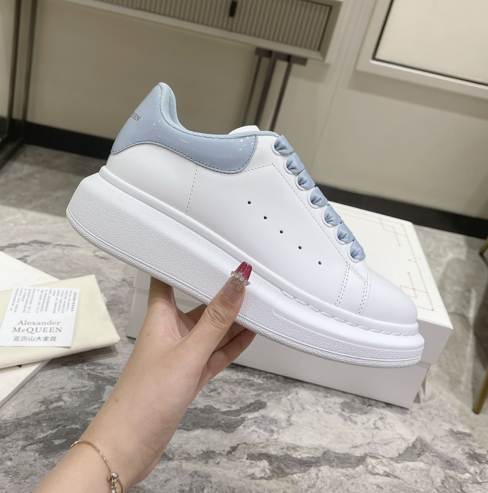 Alexander McQueen Oversized White / Ice Blue Patent Heel — vista principal