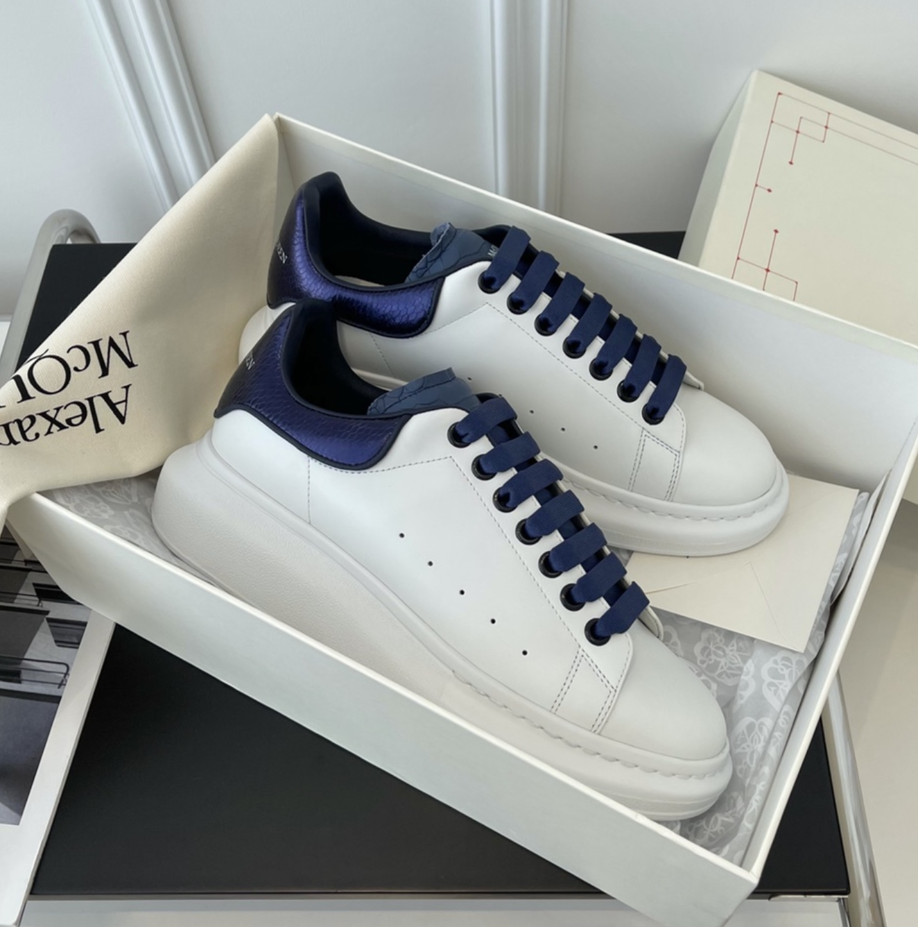 Alexander McQueen Oversized White / Midnight Blue — vista principal
