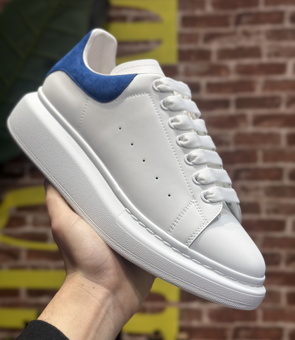 Alexander McQueen Oversized White / Royal Blue Suede — vista principal