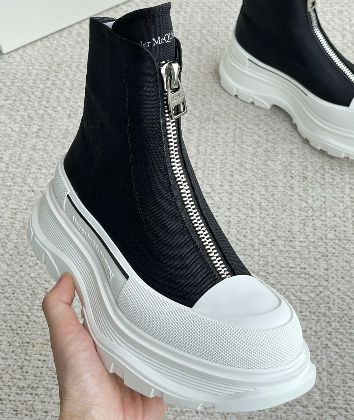 Alexander McQueen Tread Slick High Zip Black / White — vista principal