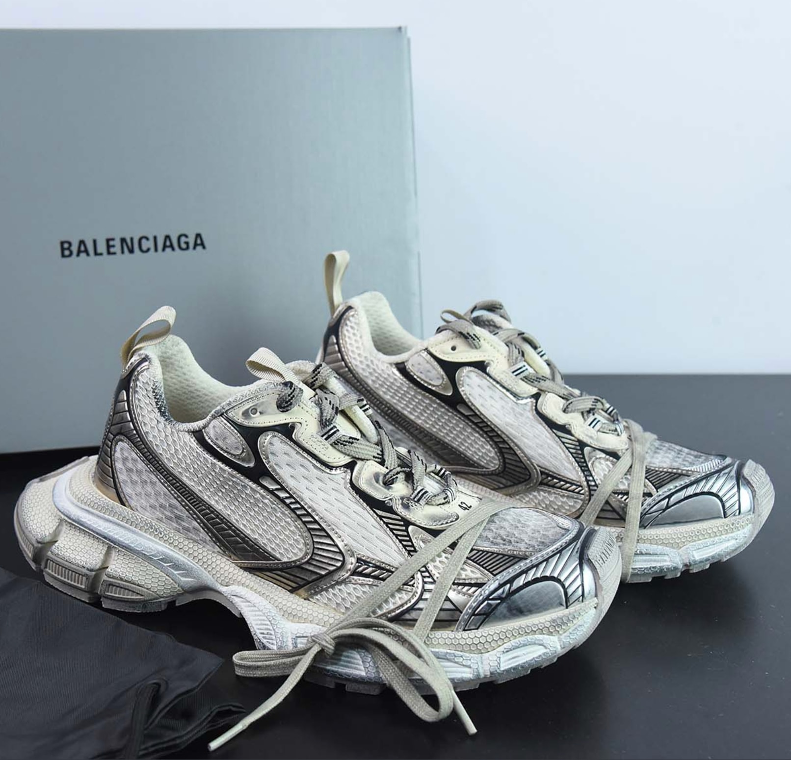 Balenciaga 3XL Distressed White — vista principal