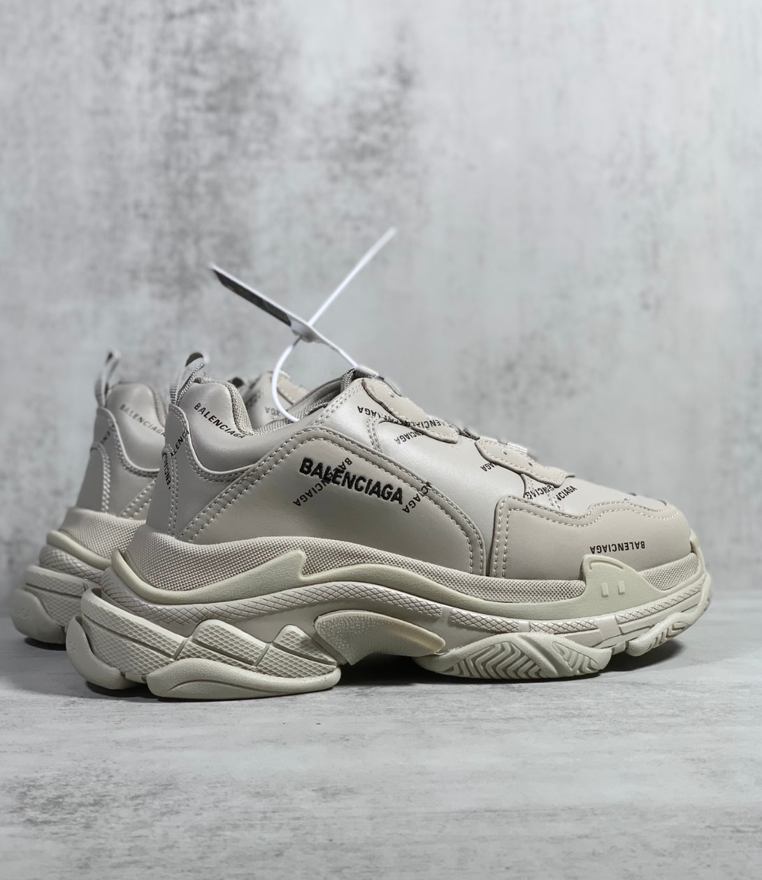 Balenciaga Triple S Allover Logo Beige — vista principal