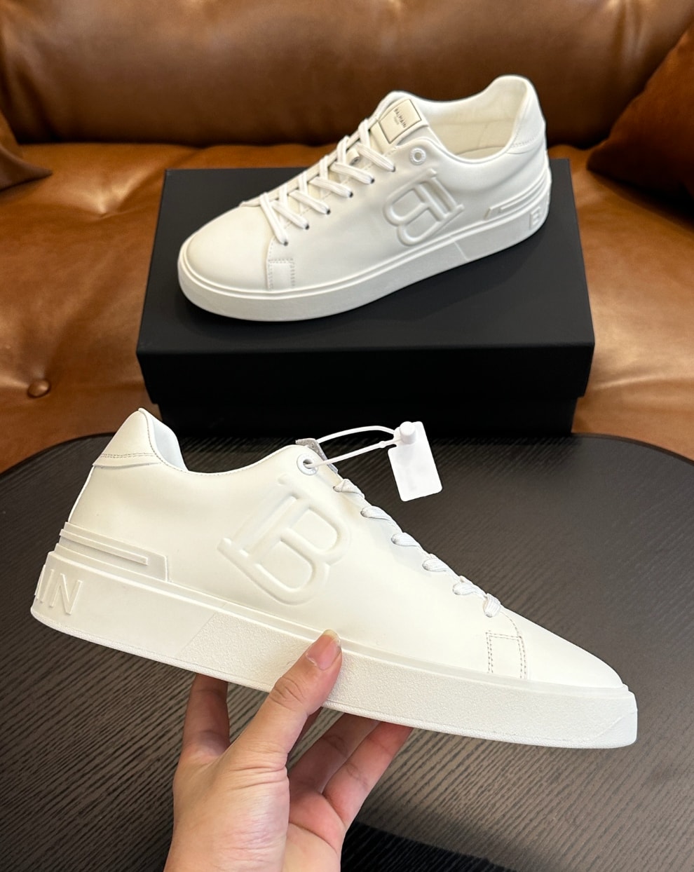 Balmain B-Court Embossed Logo Sneakers White — vista principal