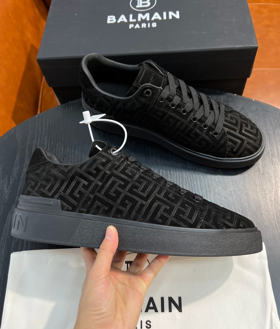 Balmain B-Court Embossed Monogram Sneakers Black Matte — vista principal