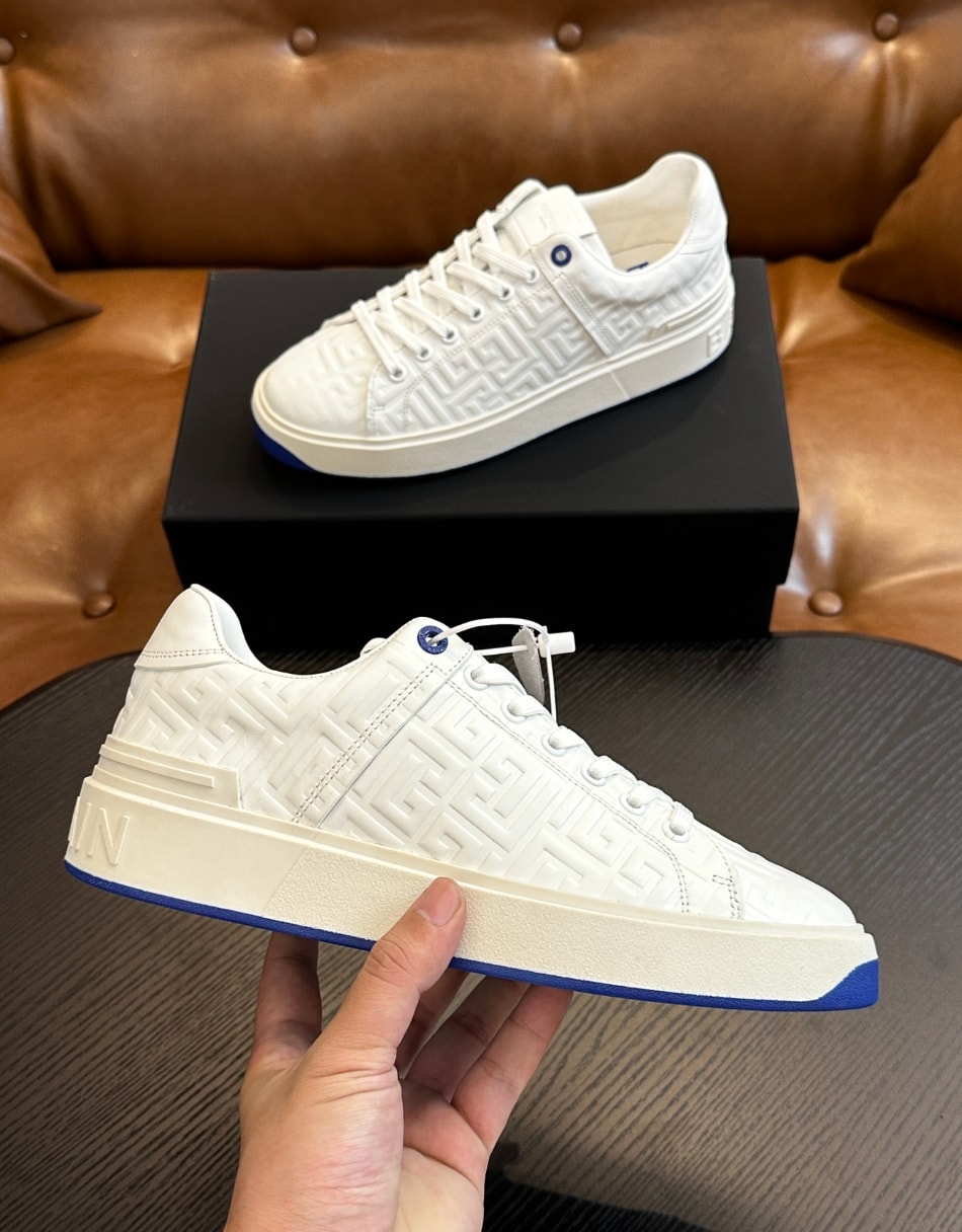 Balmain B-Court Embossed Monogram Sneakers White Blue Sole — vista principal