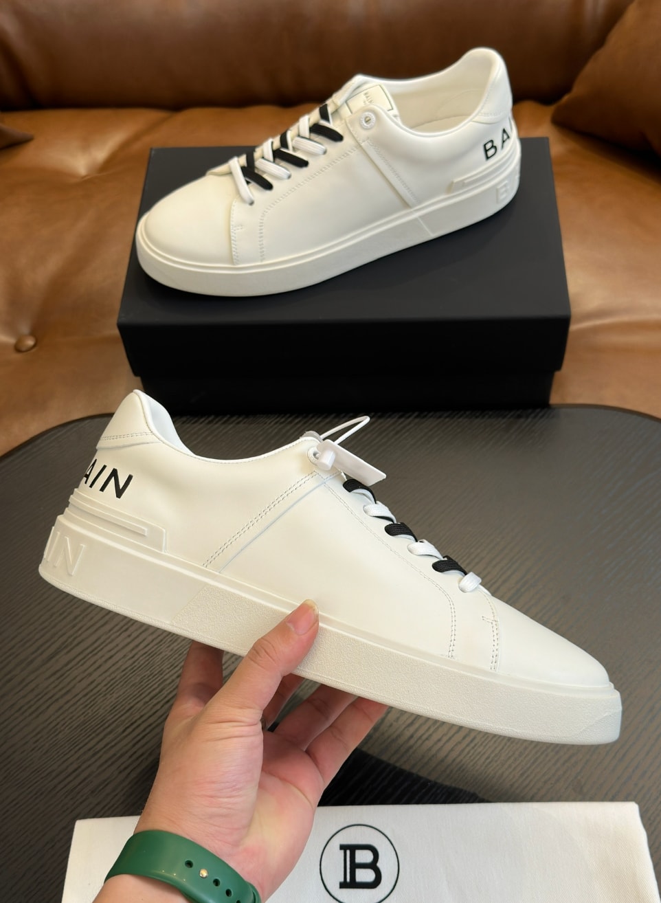 Balmain B-Court Sneakers White Black Laces — vista principal