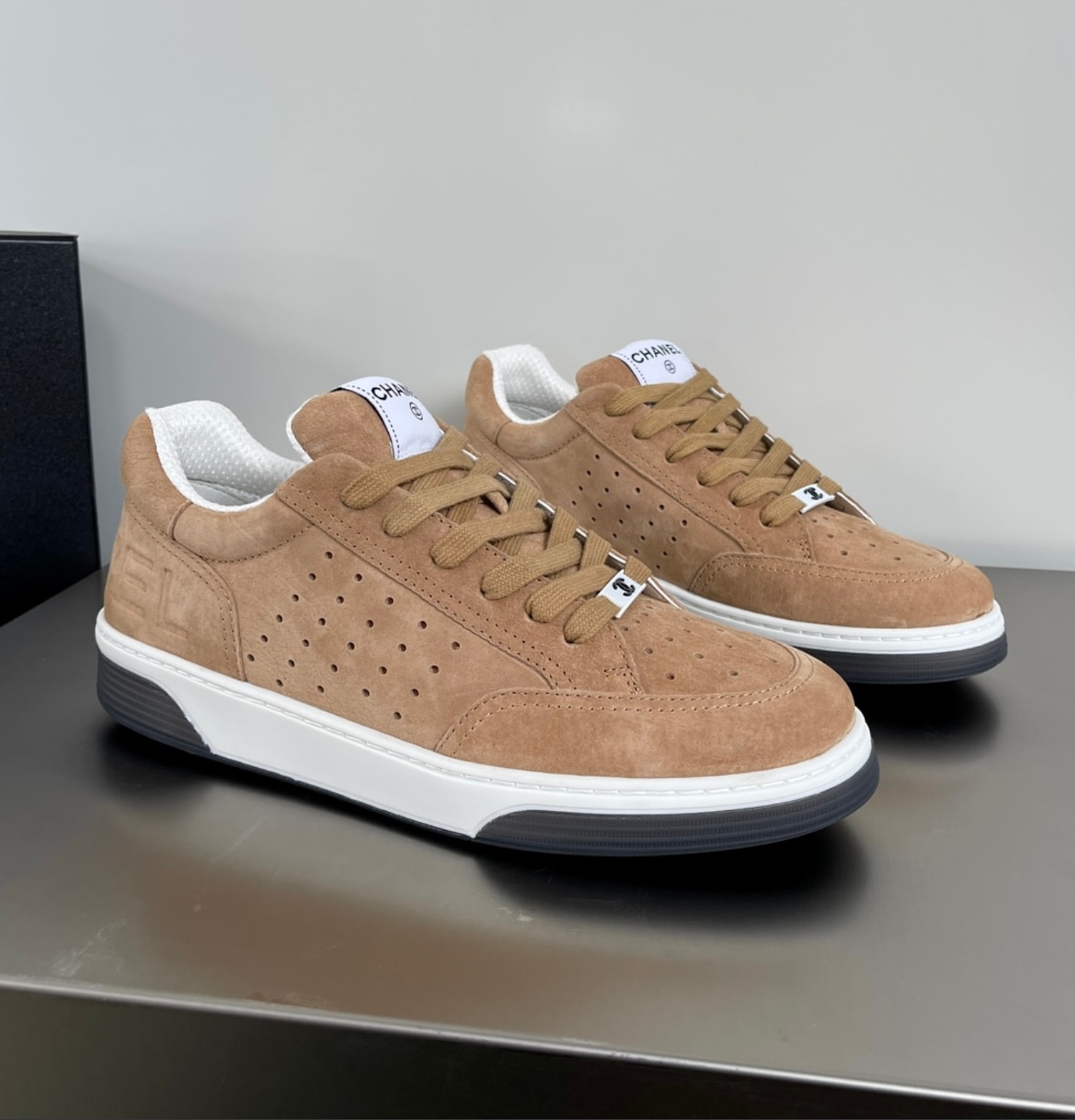 Chanel Letters Low-Top Camel — vista principal