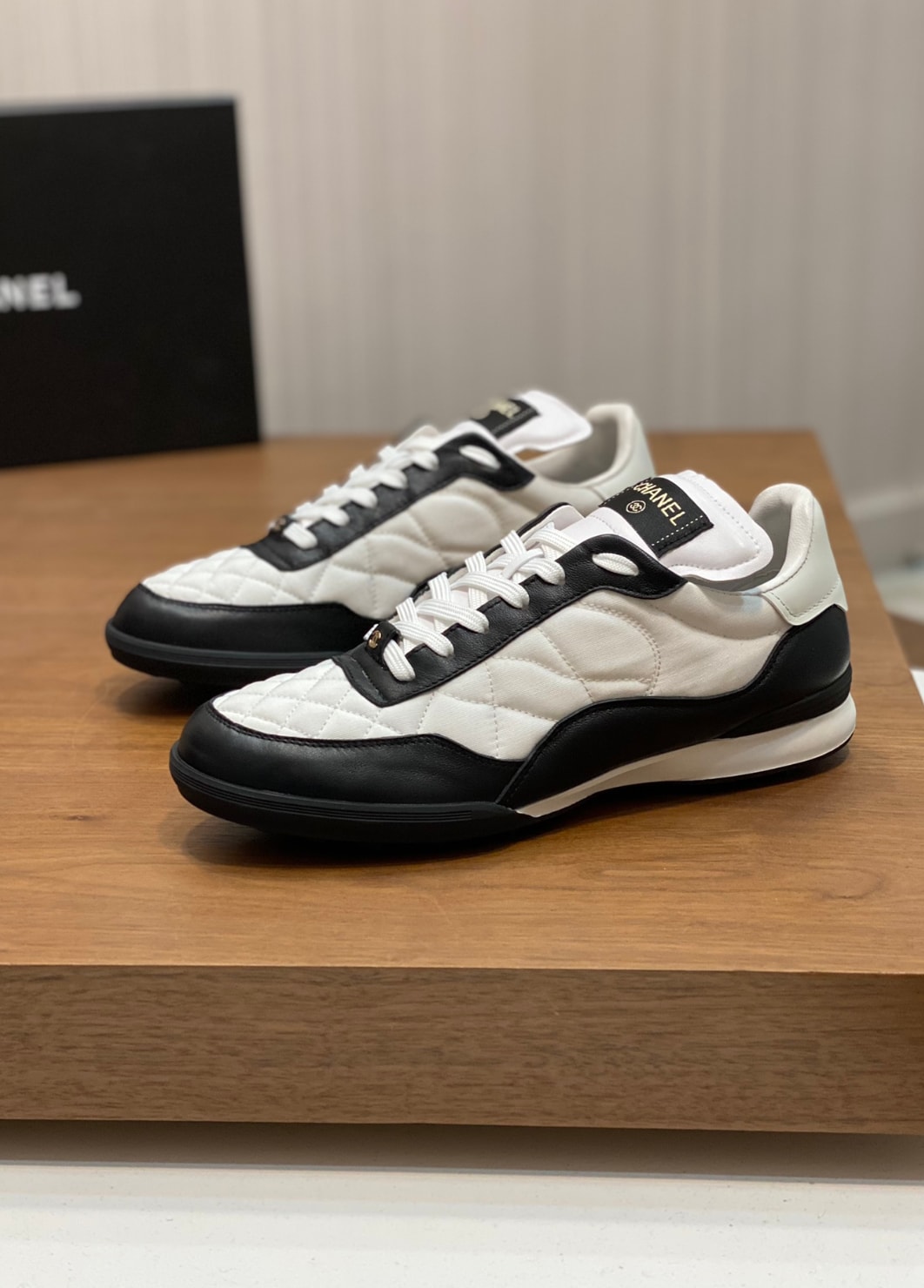 Chanel Quilted Low-Top White Black — vista principal