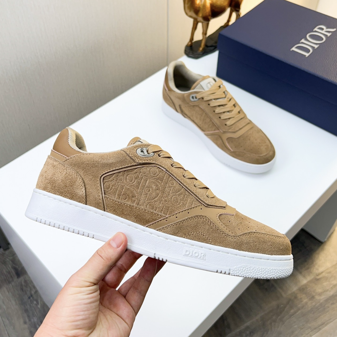 Dior B57 Beige Suede — vista principal