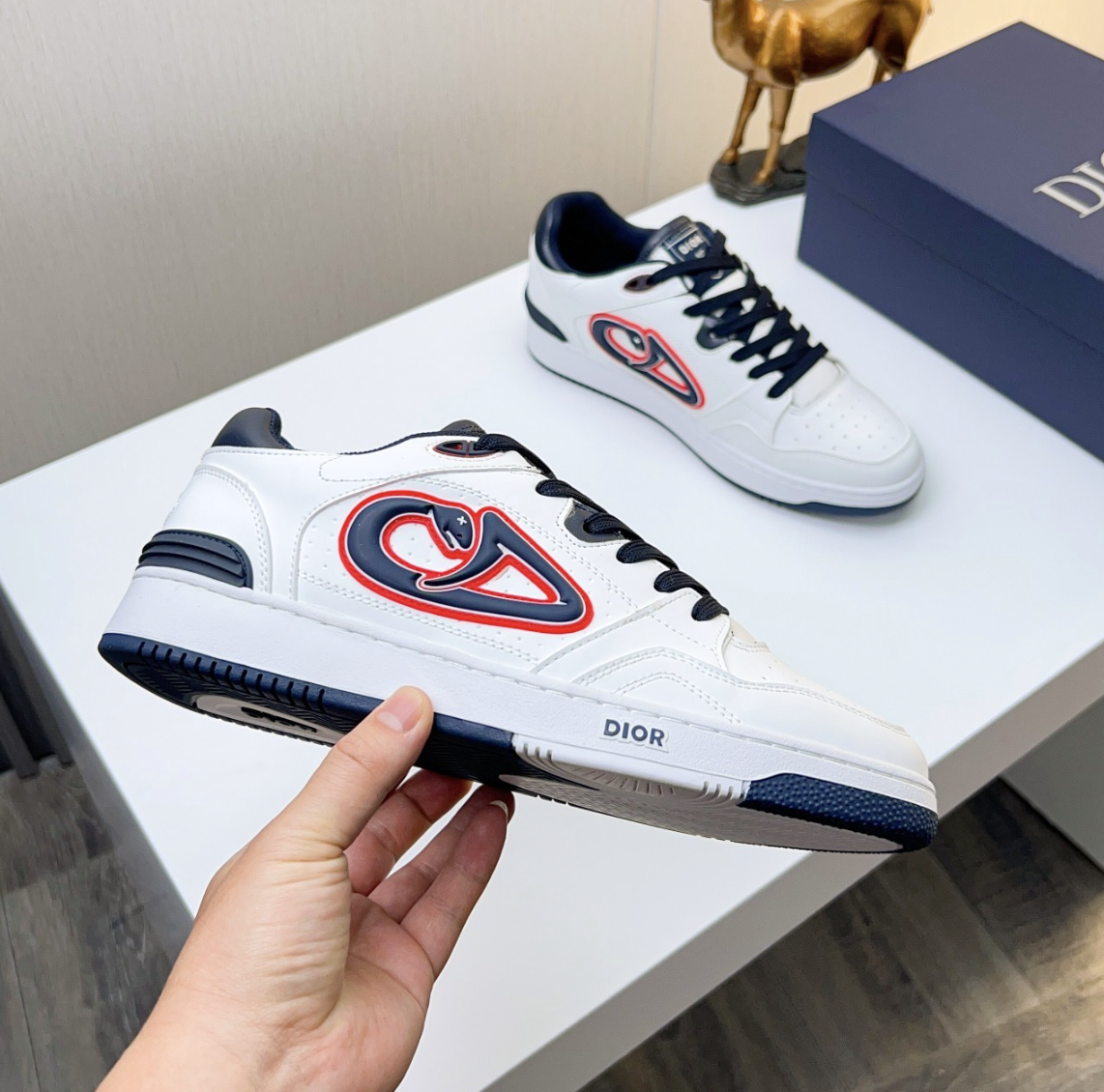 Dior B57 White Navy Red — vista principal