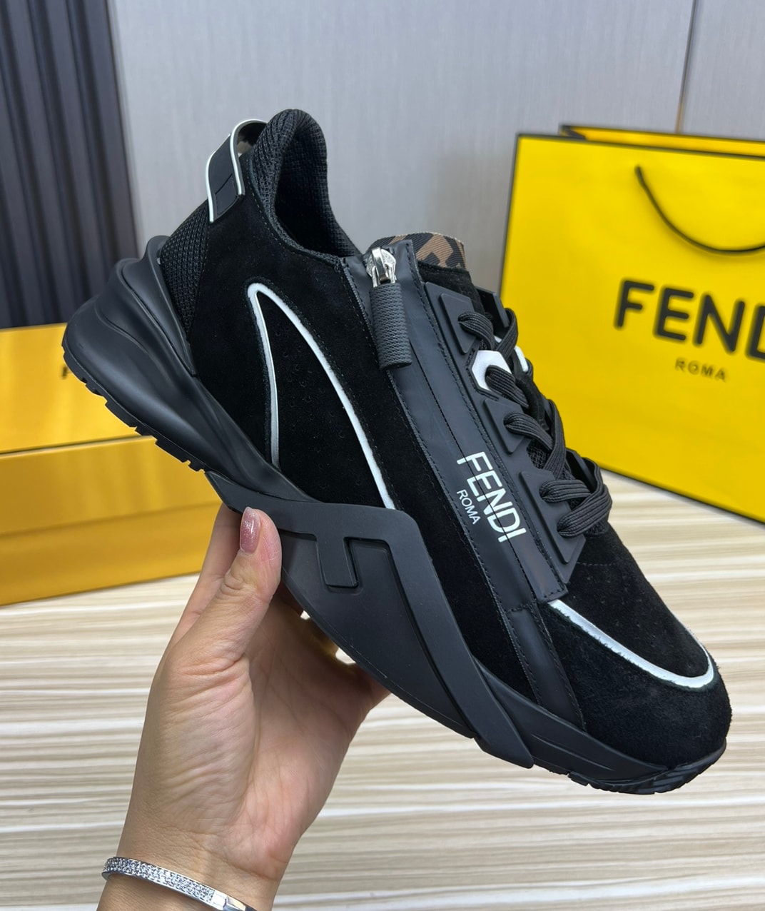 Fendi Flow Black White — vista principal