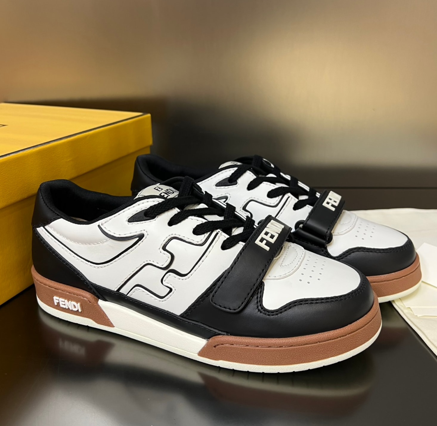 Fendi Match Low-Top White Black Brown — vista principal