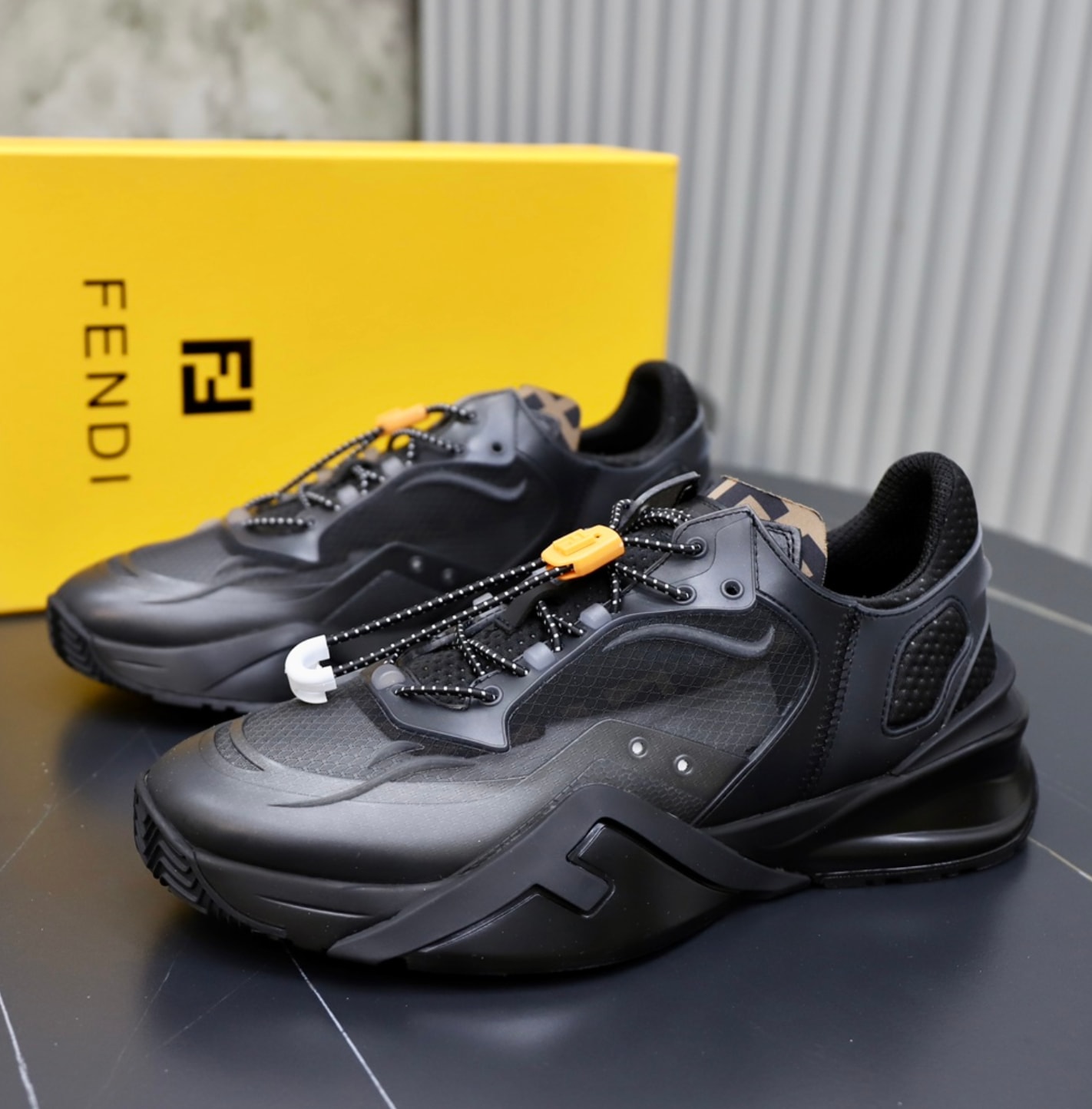 Fendi Tech Runner Triple Black — vista principal
