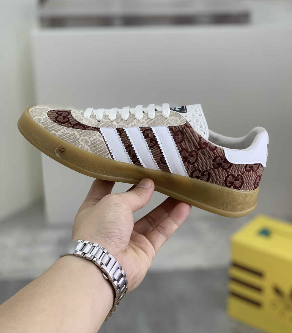 Gucci x adidas Gazelle GG Beige — vista principal