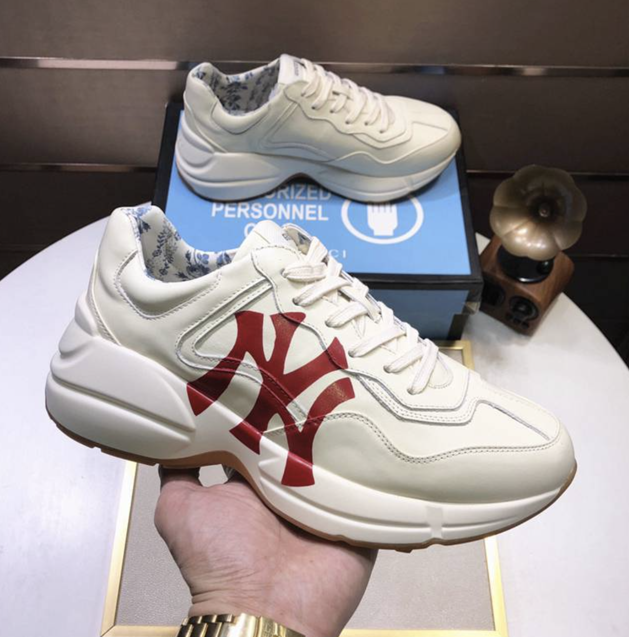 Gucci Rhyton NY Logo White Leather — vista principal